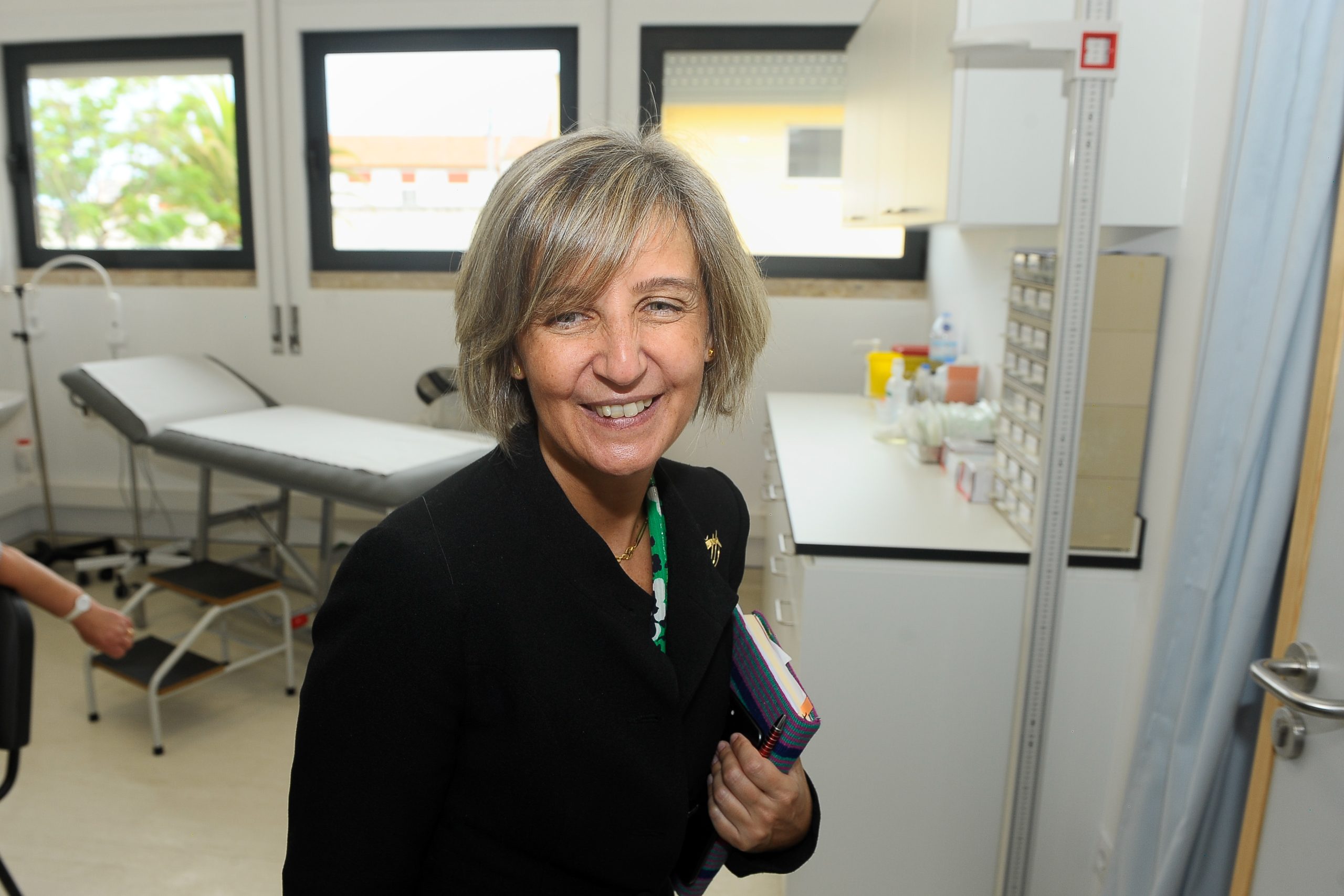 Ministra admite “assimetria muito grande” na distribuição de médicos no país