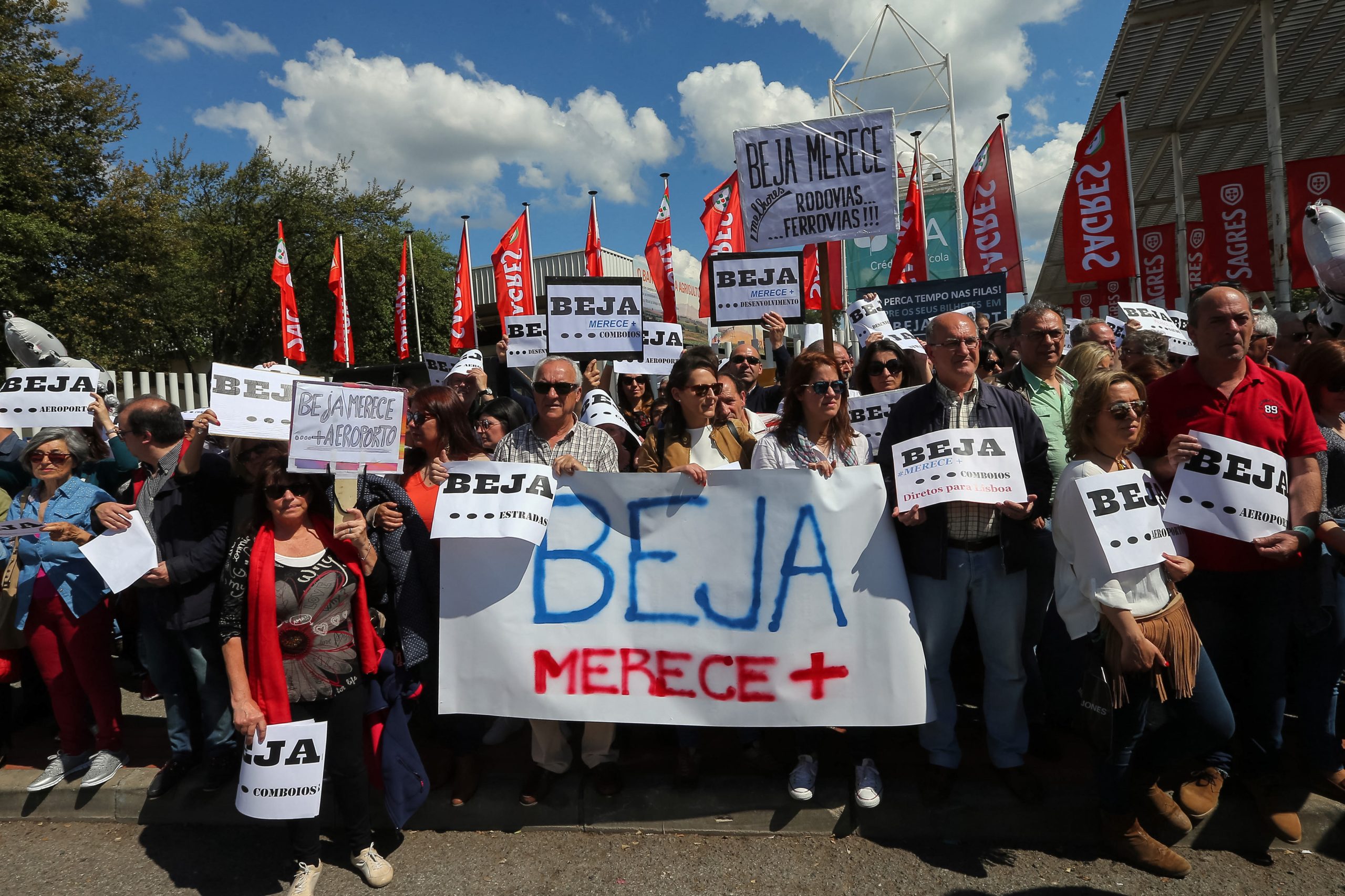 Marcelo recebido por “mar de gente” e manifestação silenciosa na Ovibeja