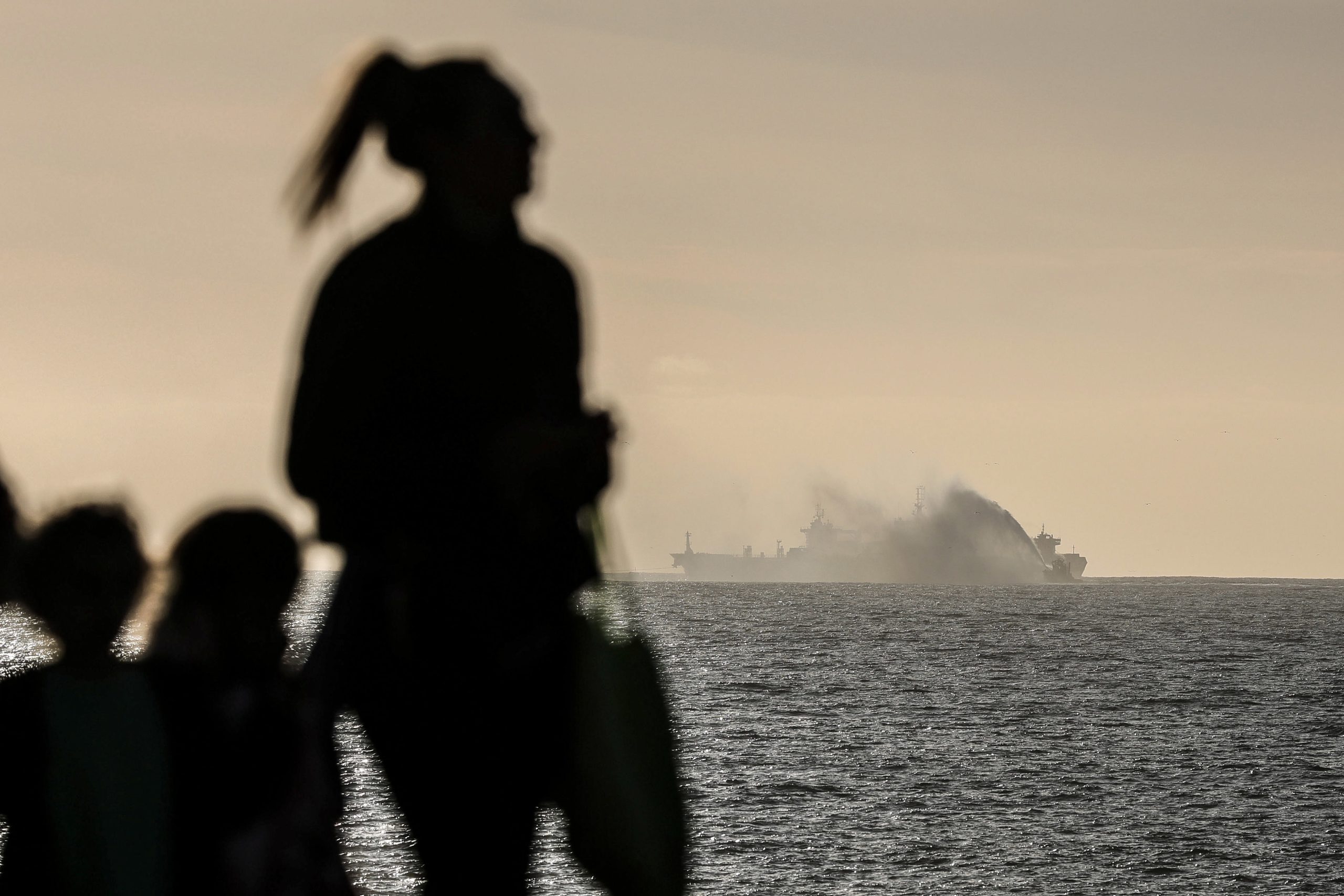 Entrada no navio que se incendiou ao largo de Leixões será feira ao início da tarde