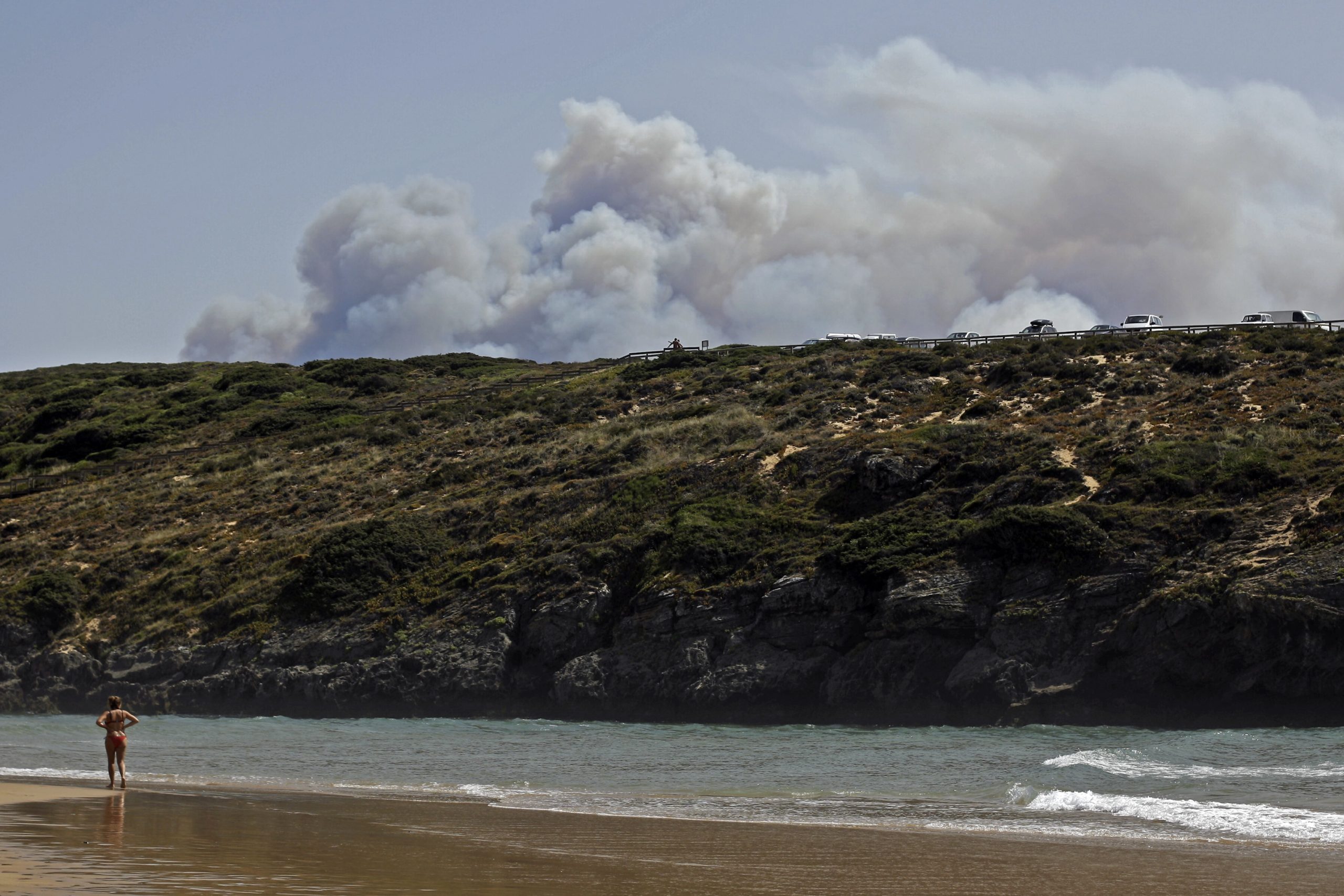 Incêndios. Seis pessoas retiradas das habitações por precaução devido ao fumo em Aljezur