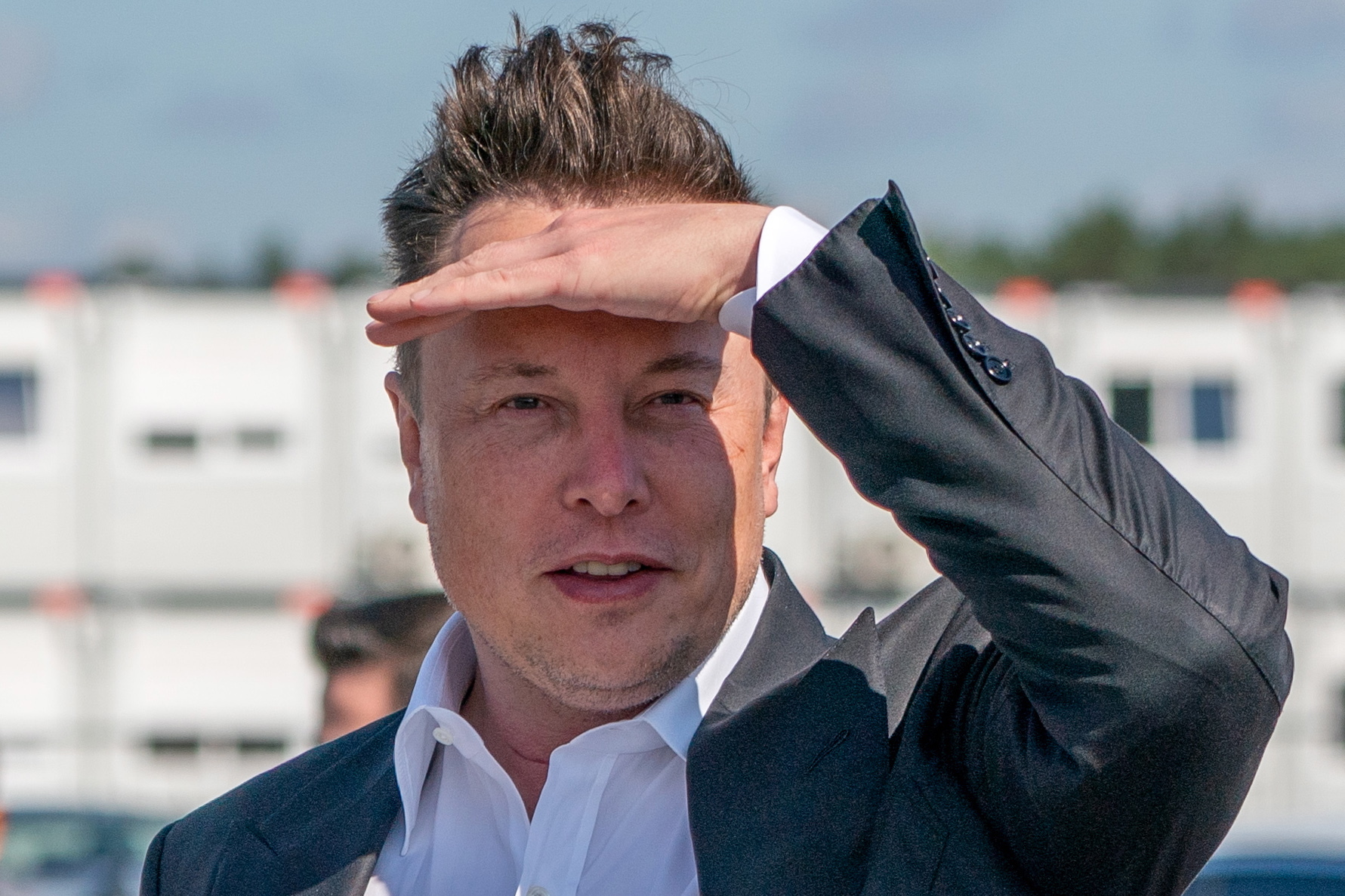 Elon Musk protege-se e vende ações da Tesla por mais de 6.000 milhões de euros em três dias