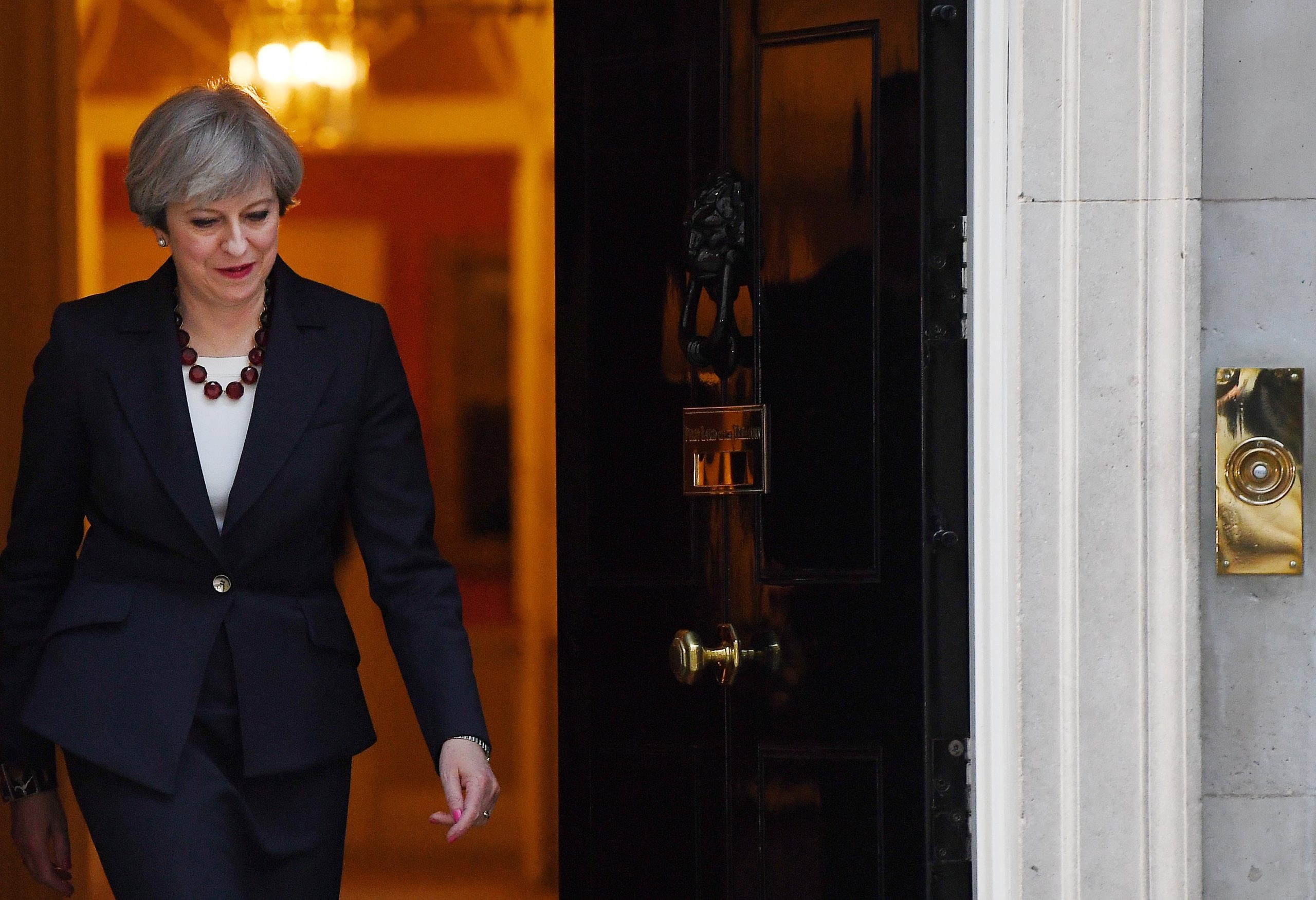 Baralha e dá de novo. May já montou equipa e apostou na continuidade