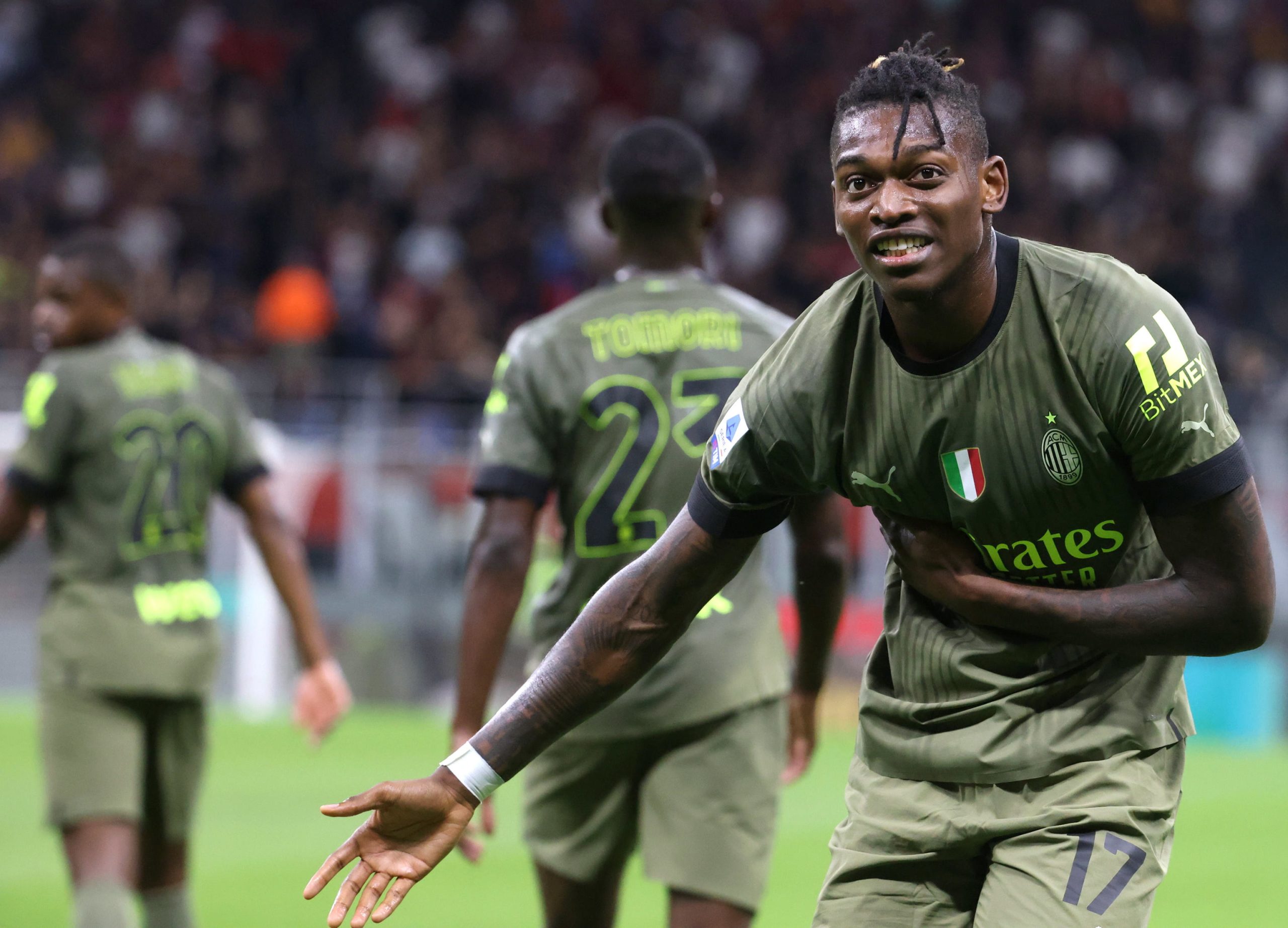 Futebolista Rafael Leão marca e assiste pelo campeão AC Milan