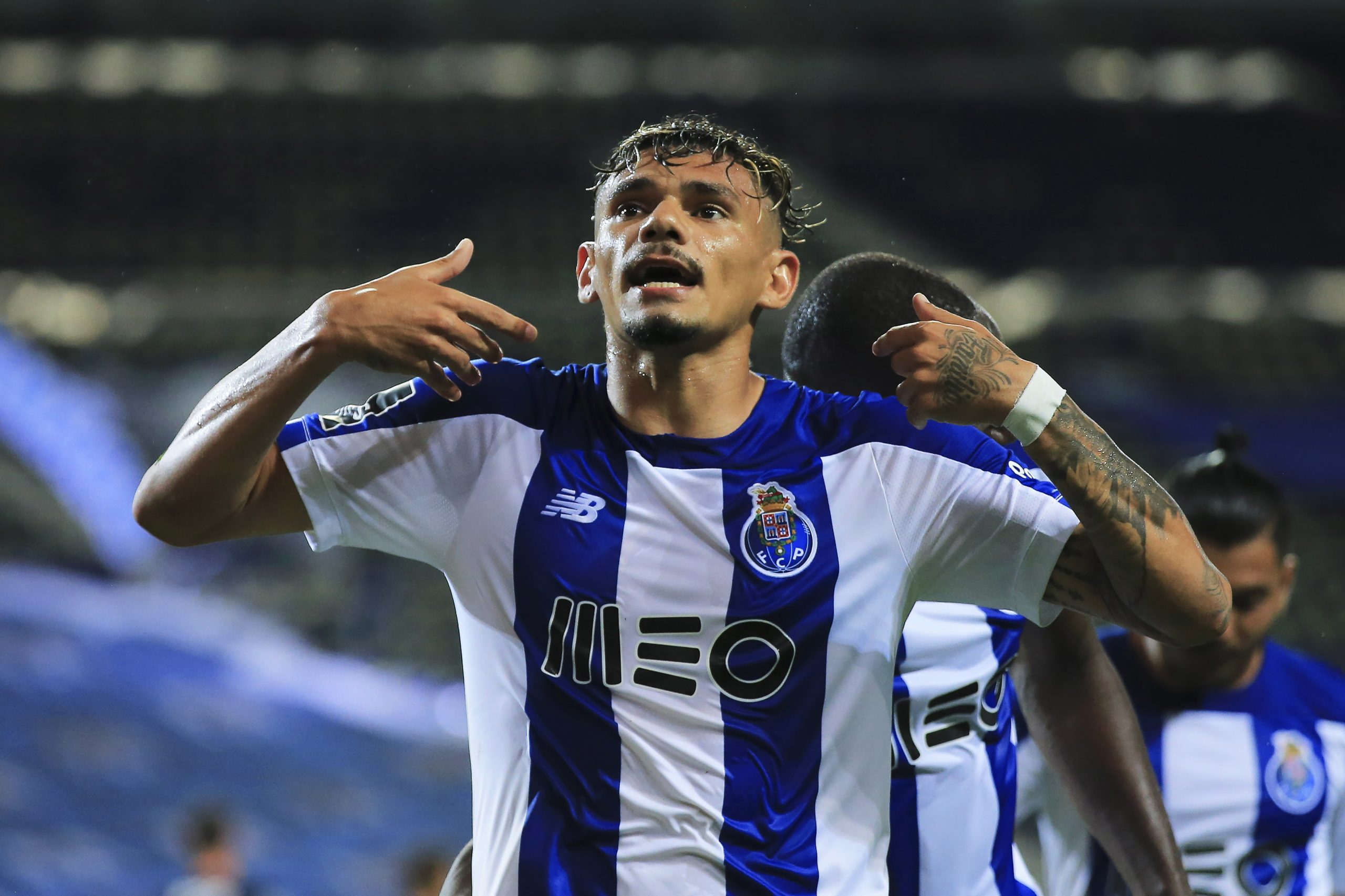 Tiquinho Soares oficializado no chinês Tianjin Teda