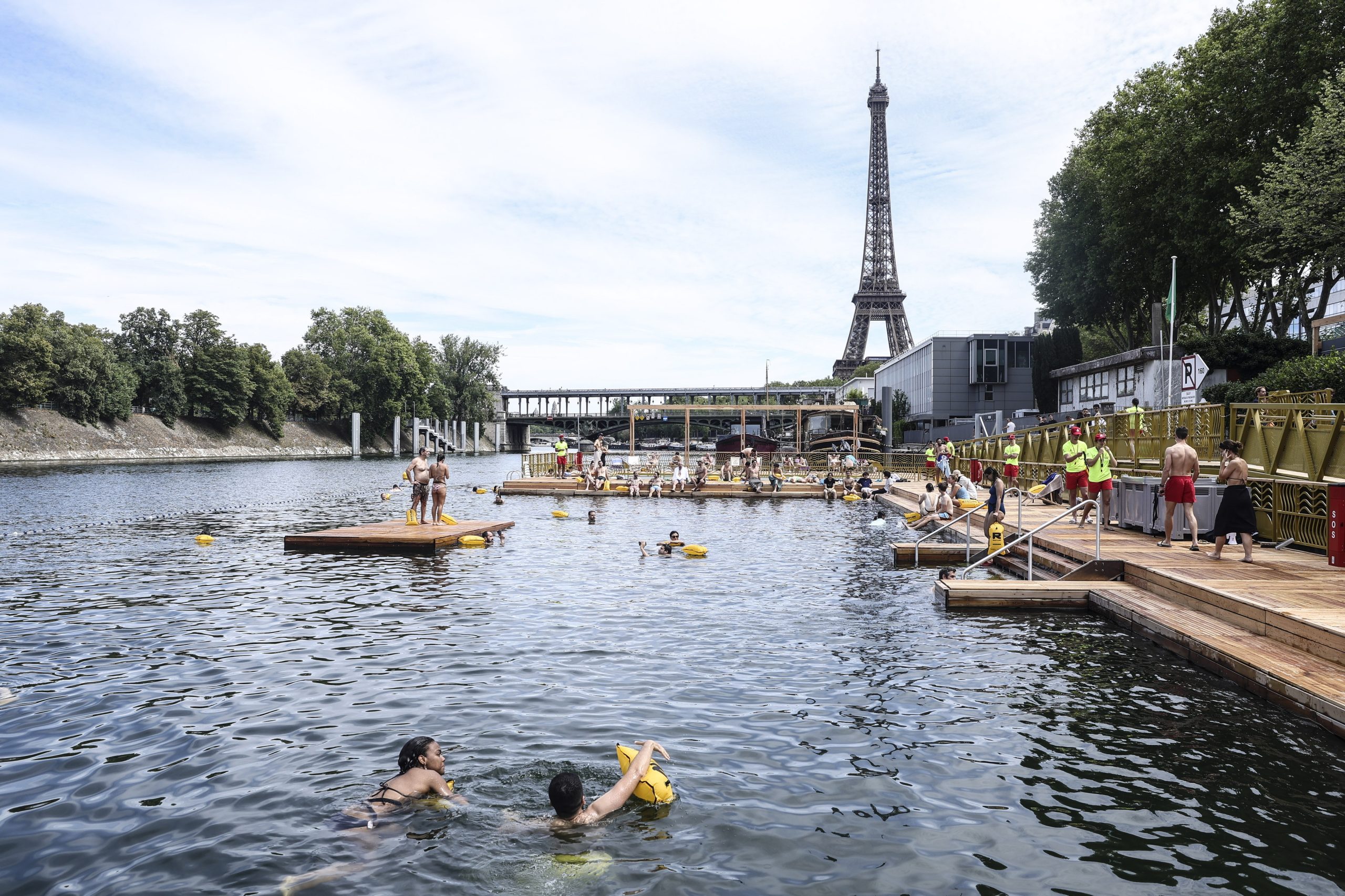 Parisienses mergulham no Sena pela primeira vez em 100 anos após limpeza histórica