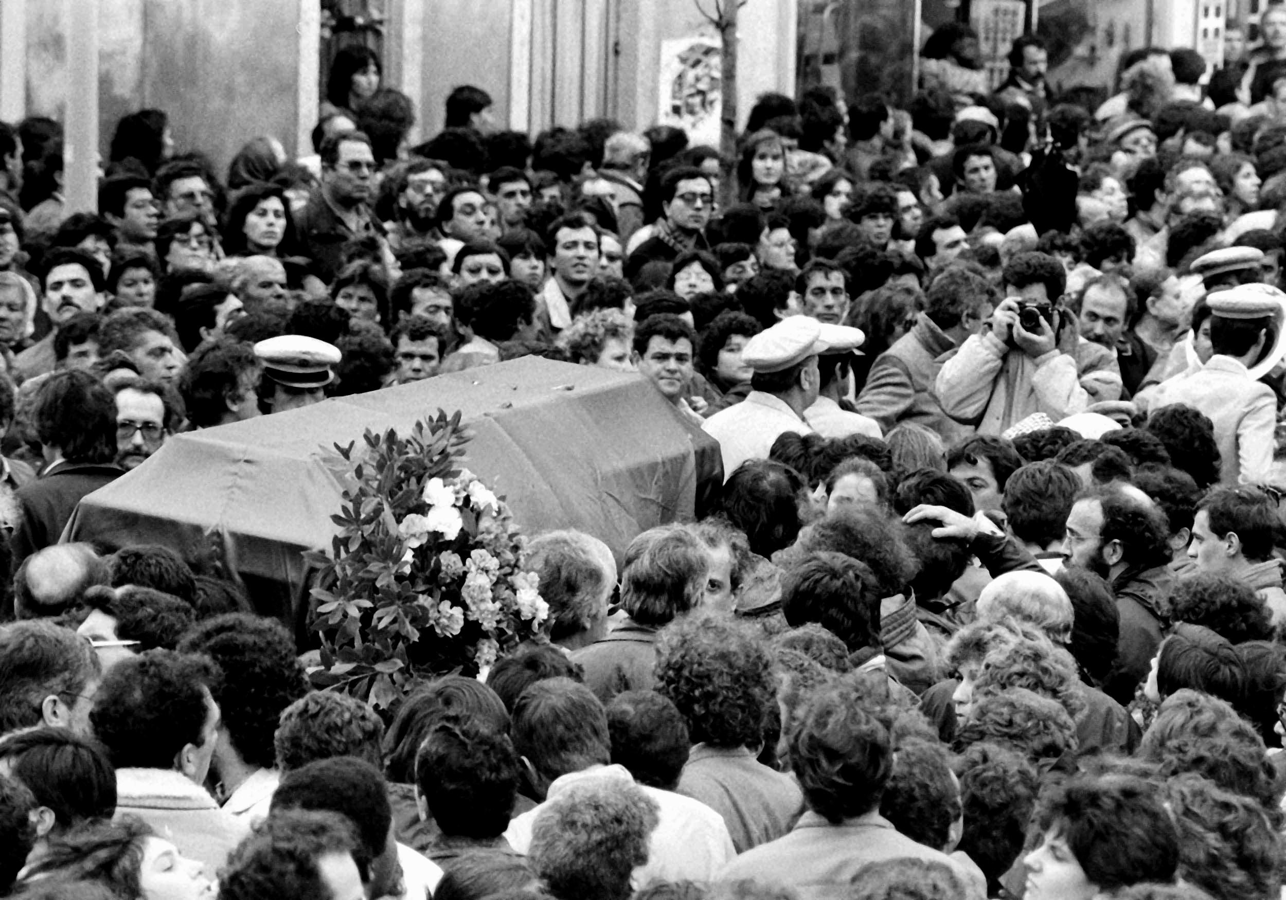 Zeca Afonso: Um mar de gente e de cravos vermelhos marcou funeral há 30 anos