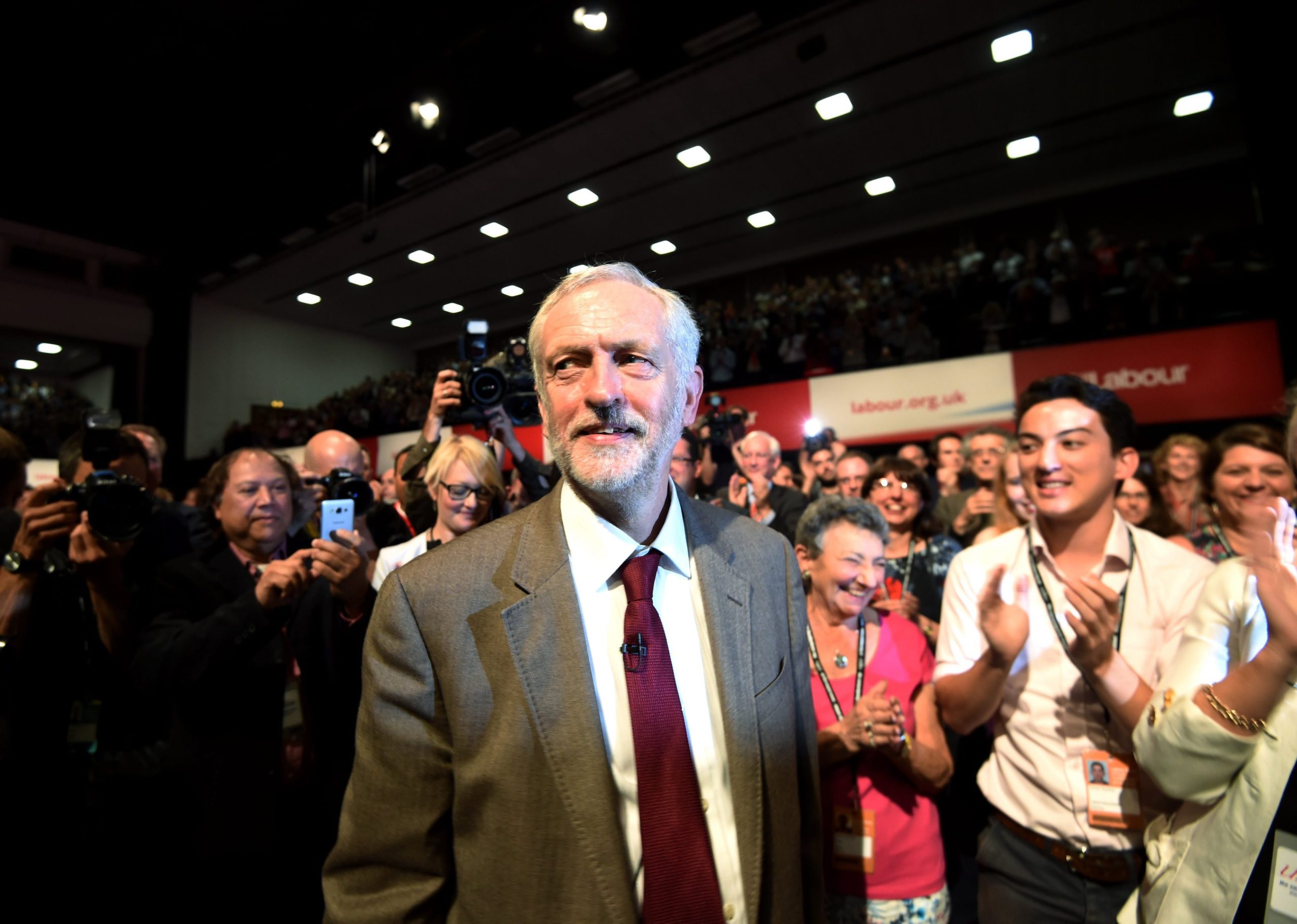 Jeremy Corbyn pede demissão de Theresa May por cortes na segurança
