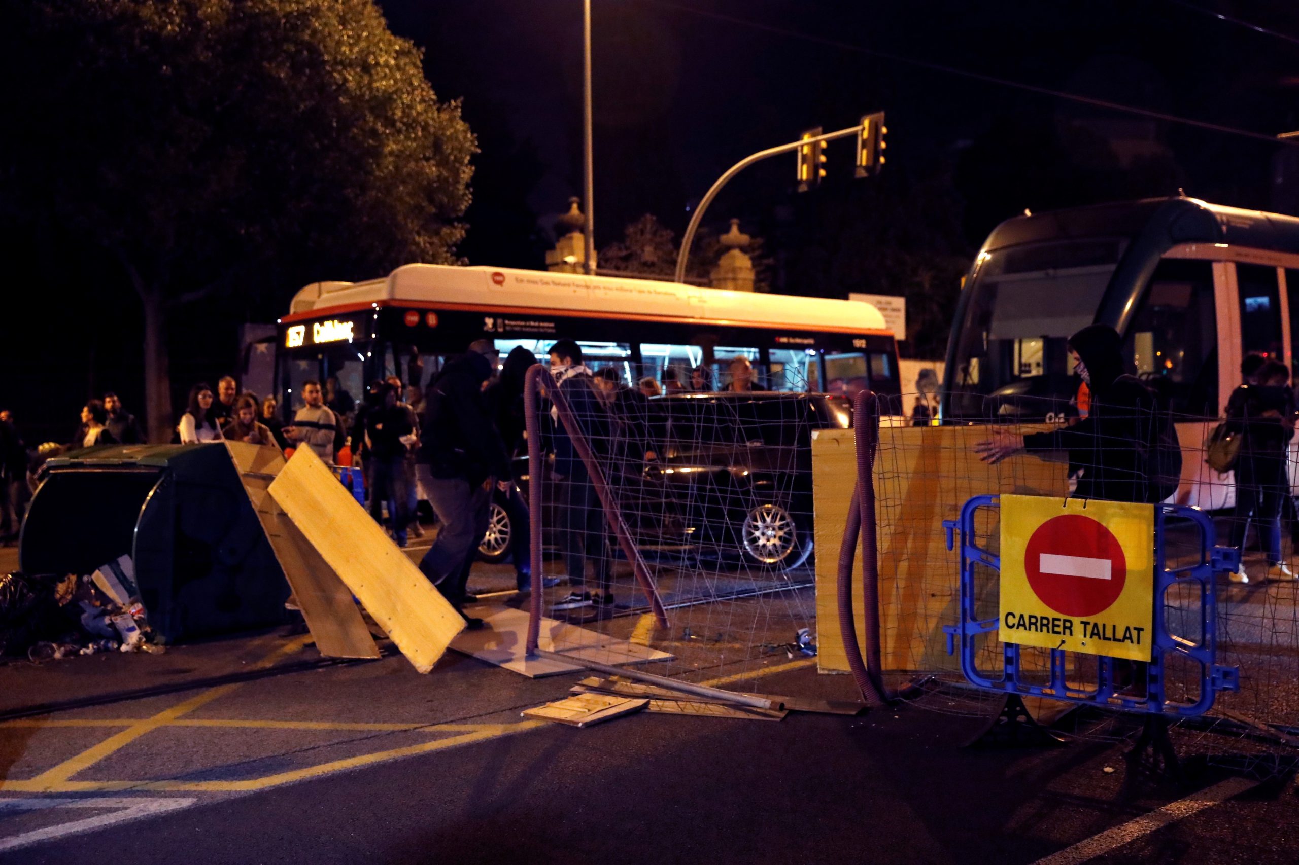 Polícia carrega sobre manifestantes pró-independência da Catalunha