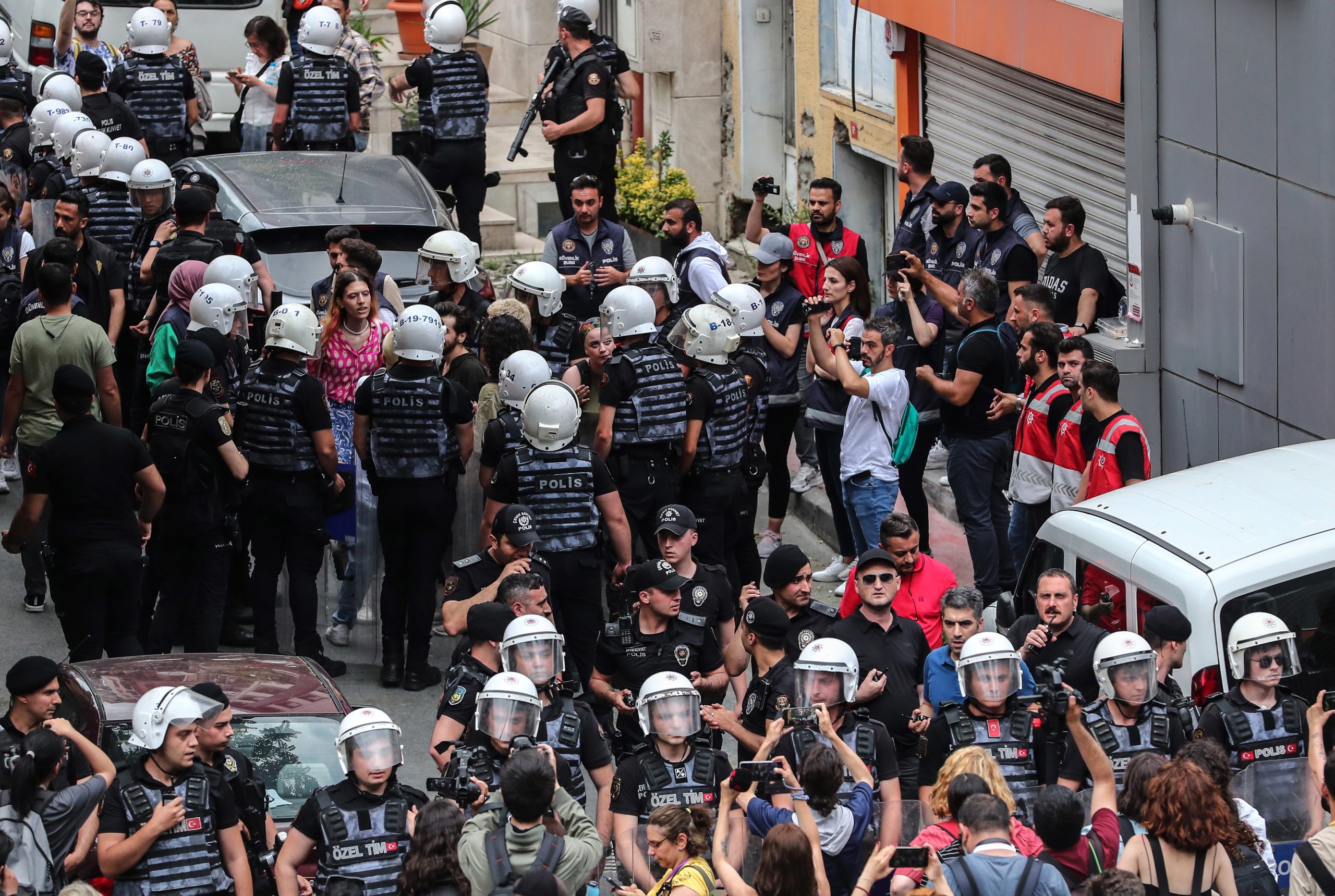 Polícia mobiliza dispositivo para impedir Desfile do Orgulho Trans em Istambul