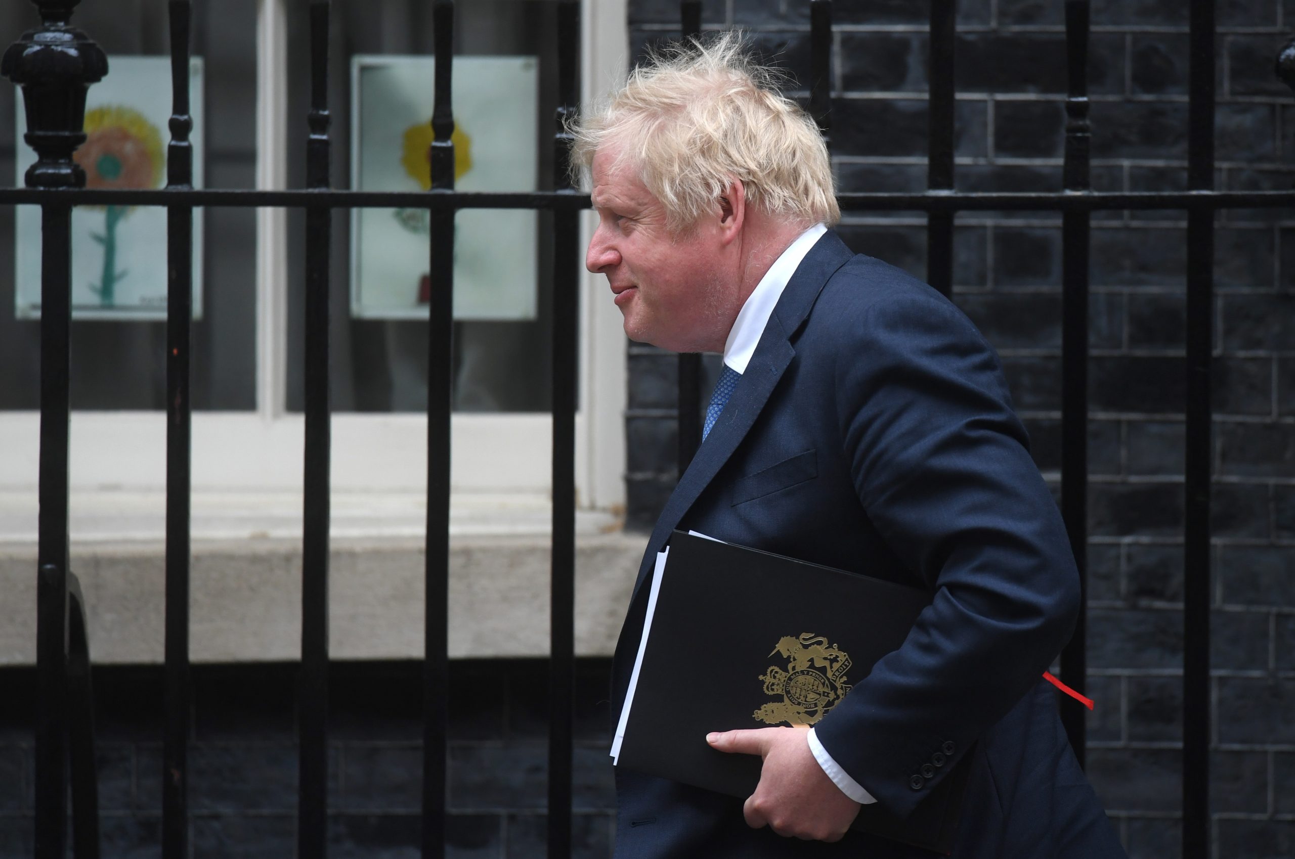 Boris pede desculpa, mas recusa demitir-se face às “prioridades” do país