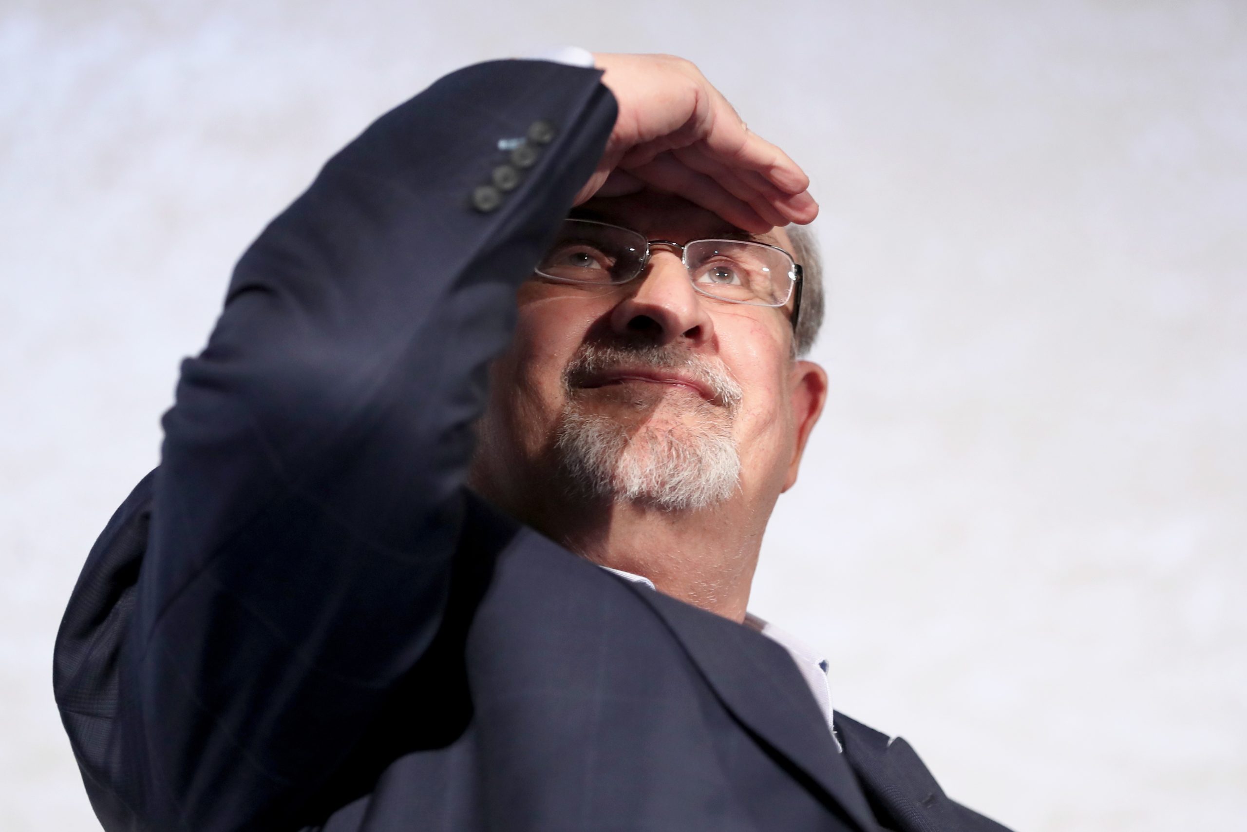 Agente de Salman Rushdie assegura que o escritor está no “caminho da recuperação”