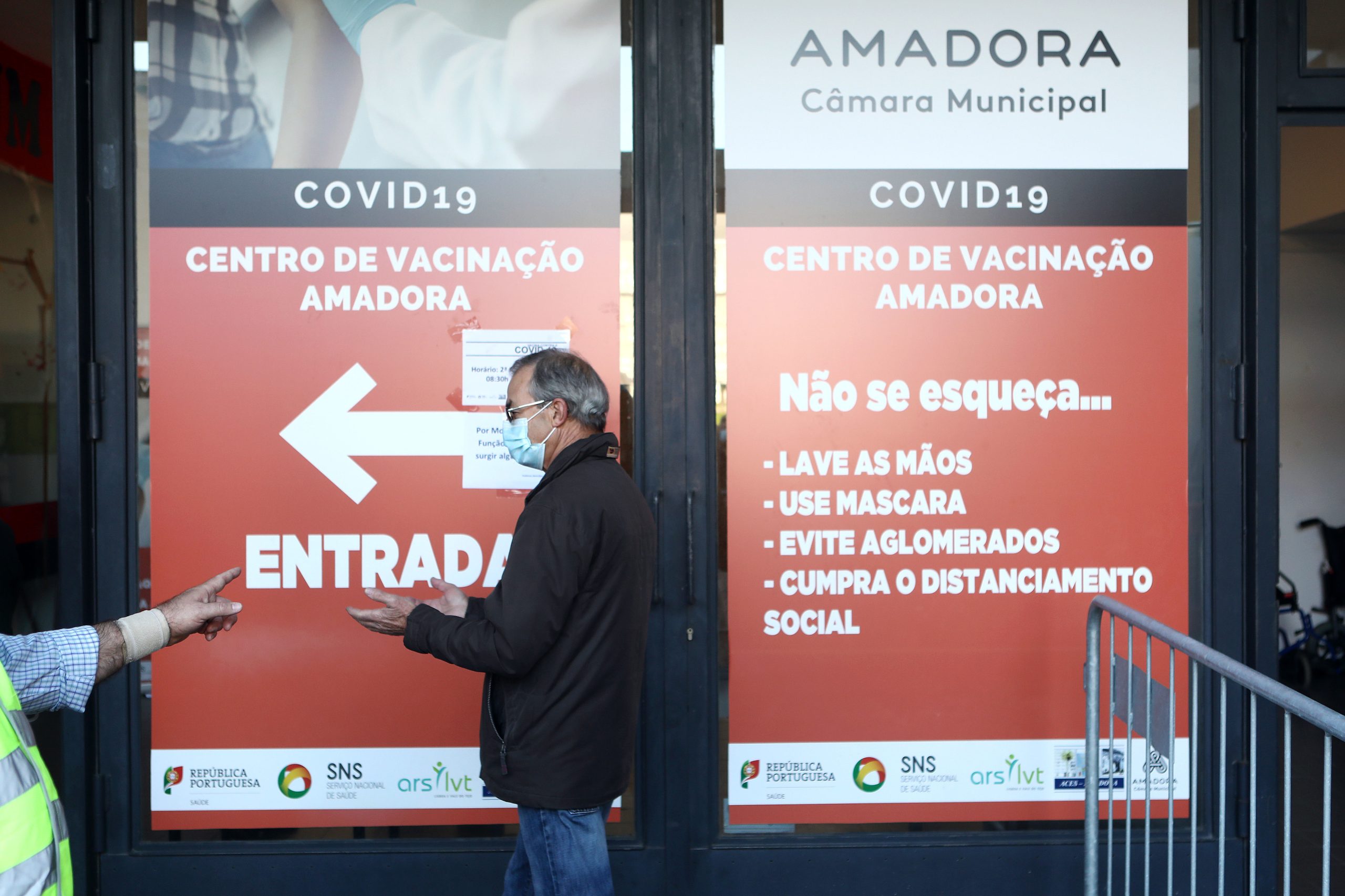 Covid-19: ECDC não recomenda restrições às viagens mas quer medidas para não vacinados na UE