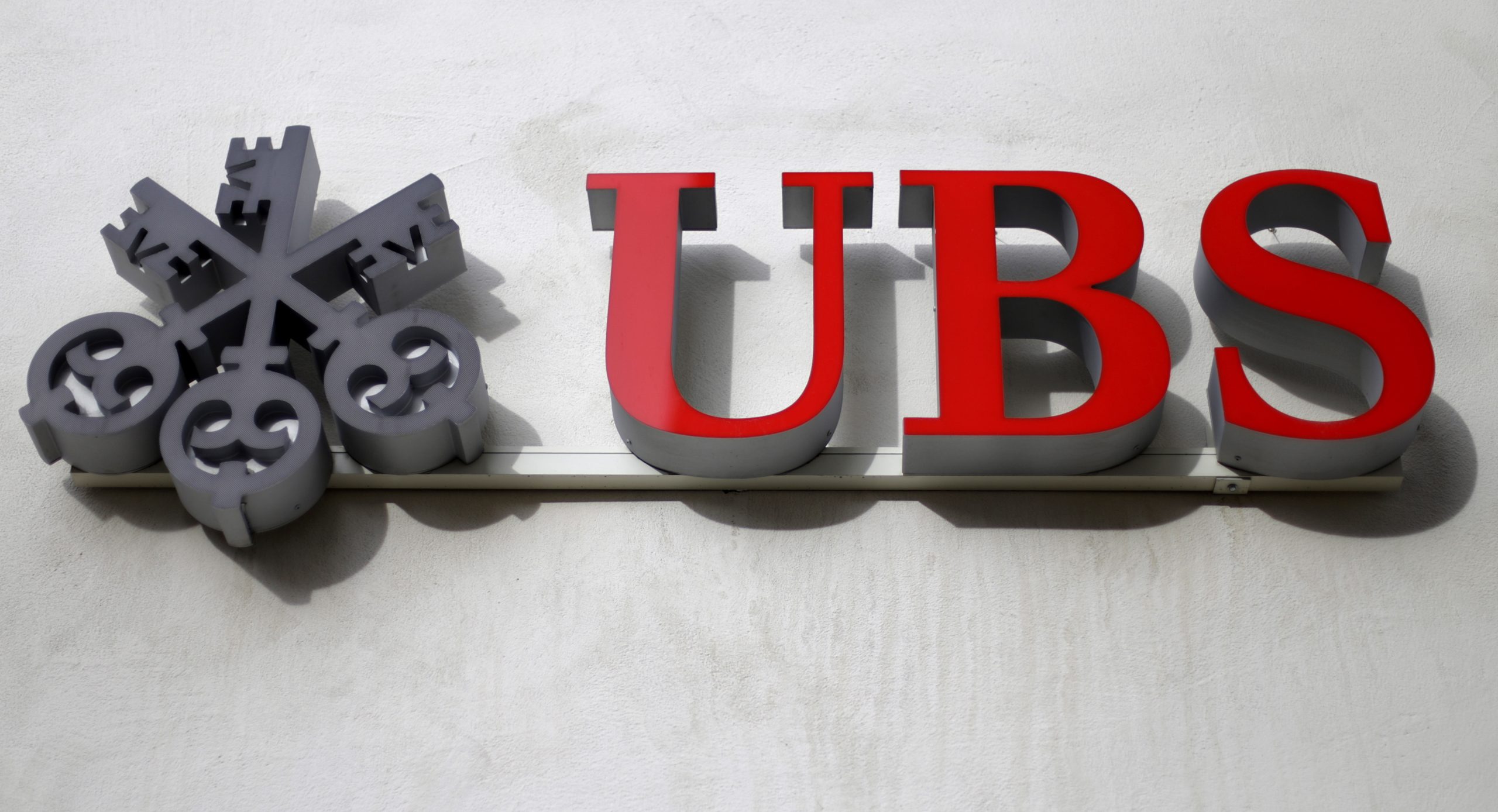Banco UBS condenado em França a multa recorde por evasão fiscal