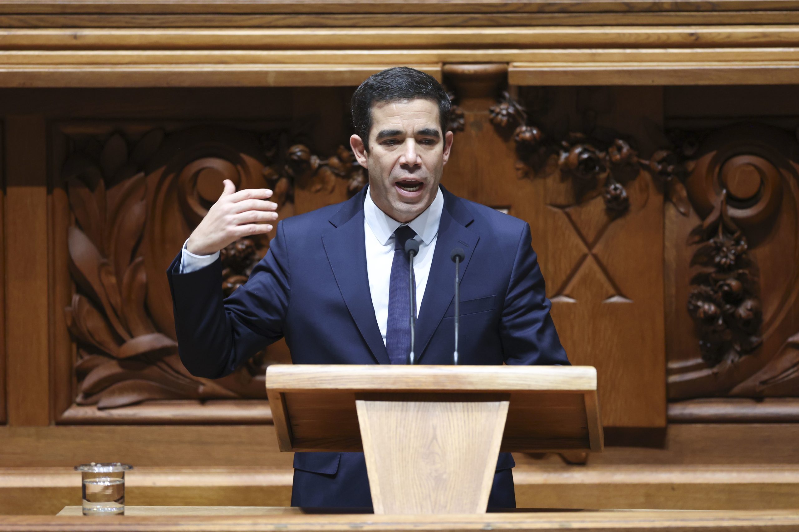 Ministro da Presidência contrapõe equilíbrio virtuoso ao excedente asfixiante do PS