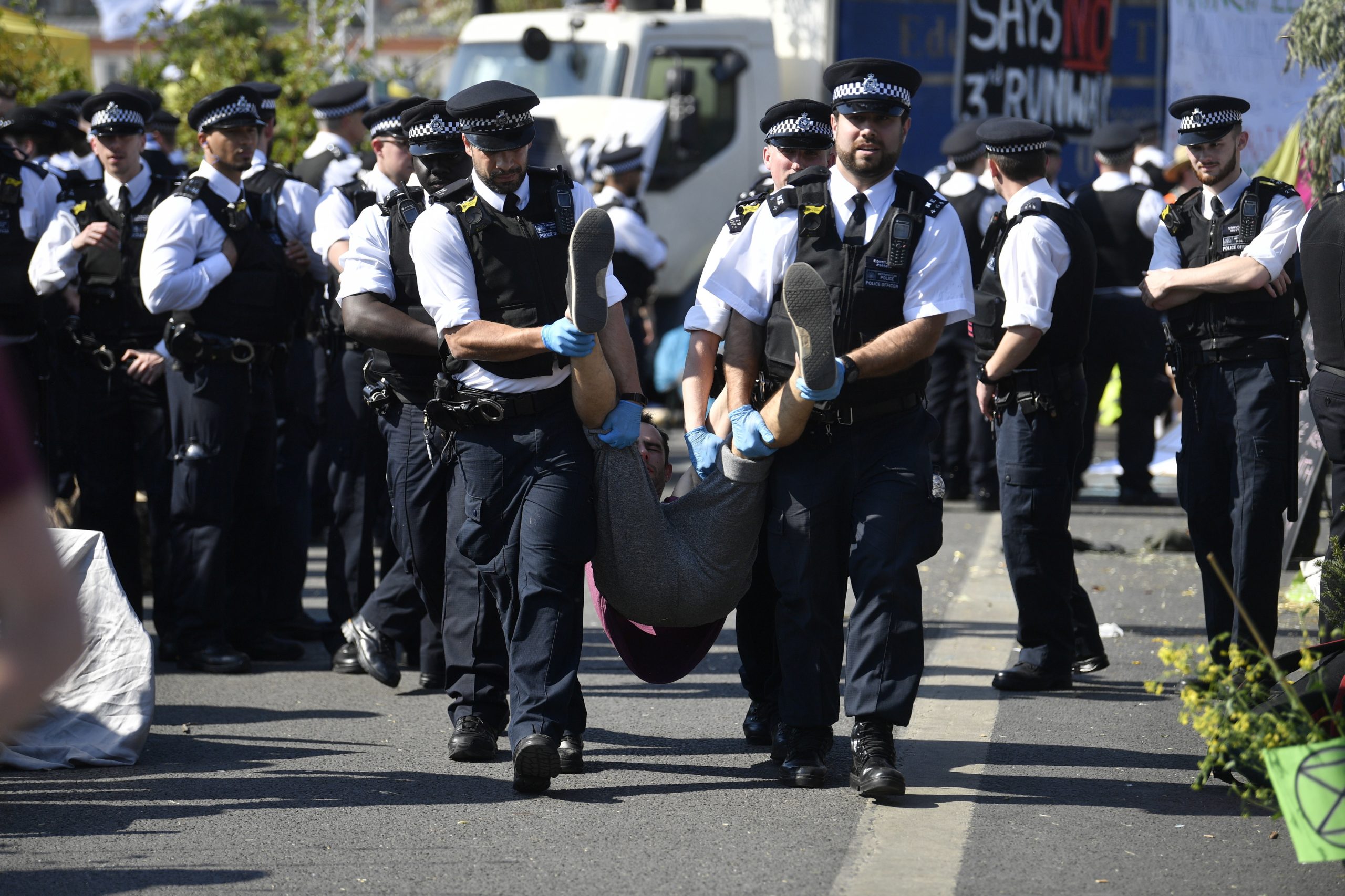 Mais de 700 detidos em manifestações pelo clima em Londres