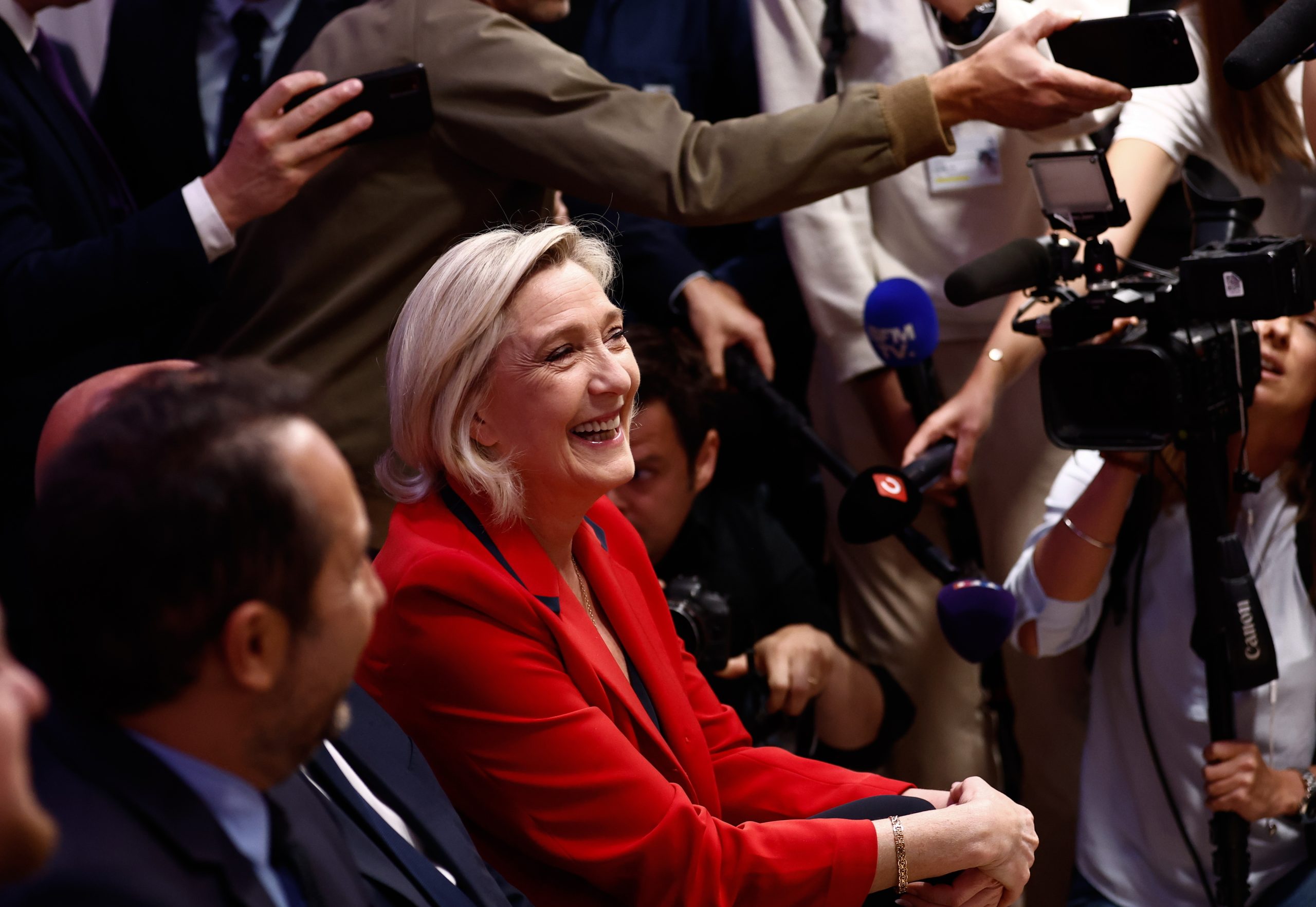 França: Le Pen acusa extrema-esquerda de preparar motins caso RN ganhe eleições