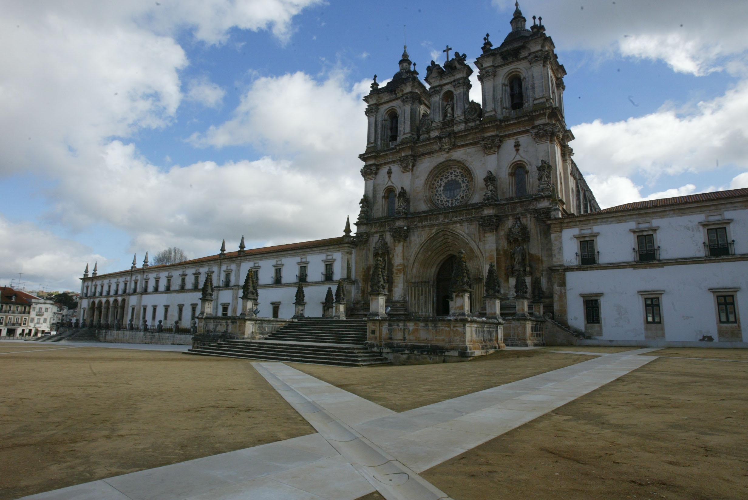 Vitrais do Mosteiro de Alcobaça alvo de reparação urgente por problemas de instabilidade