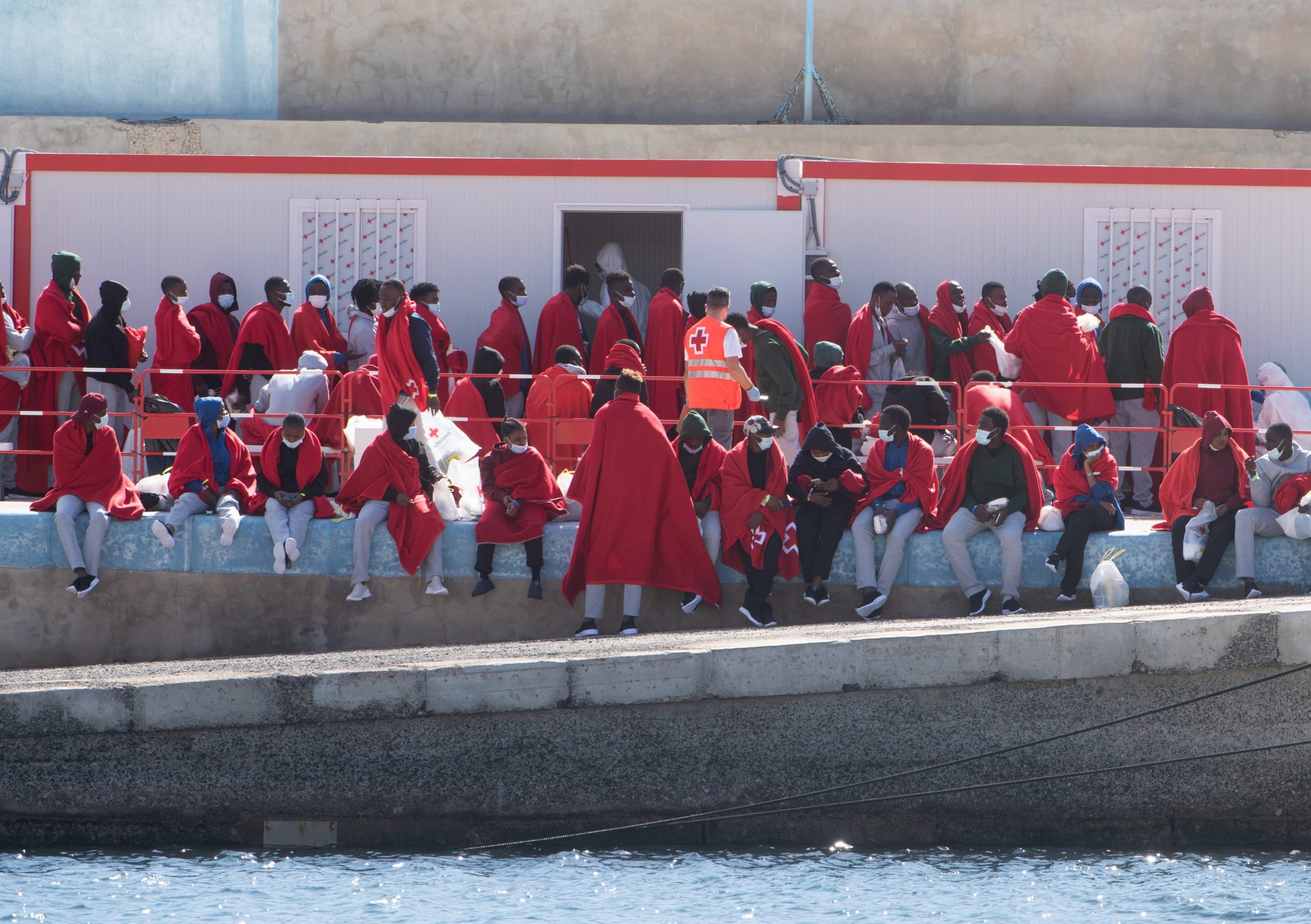 Dois bebés entre os sessenta imigrantes resgatados de um bote nas águas das Ilhas Canárias