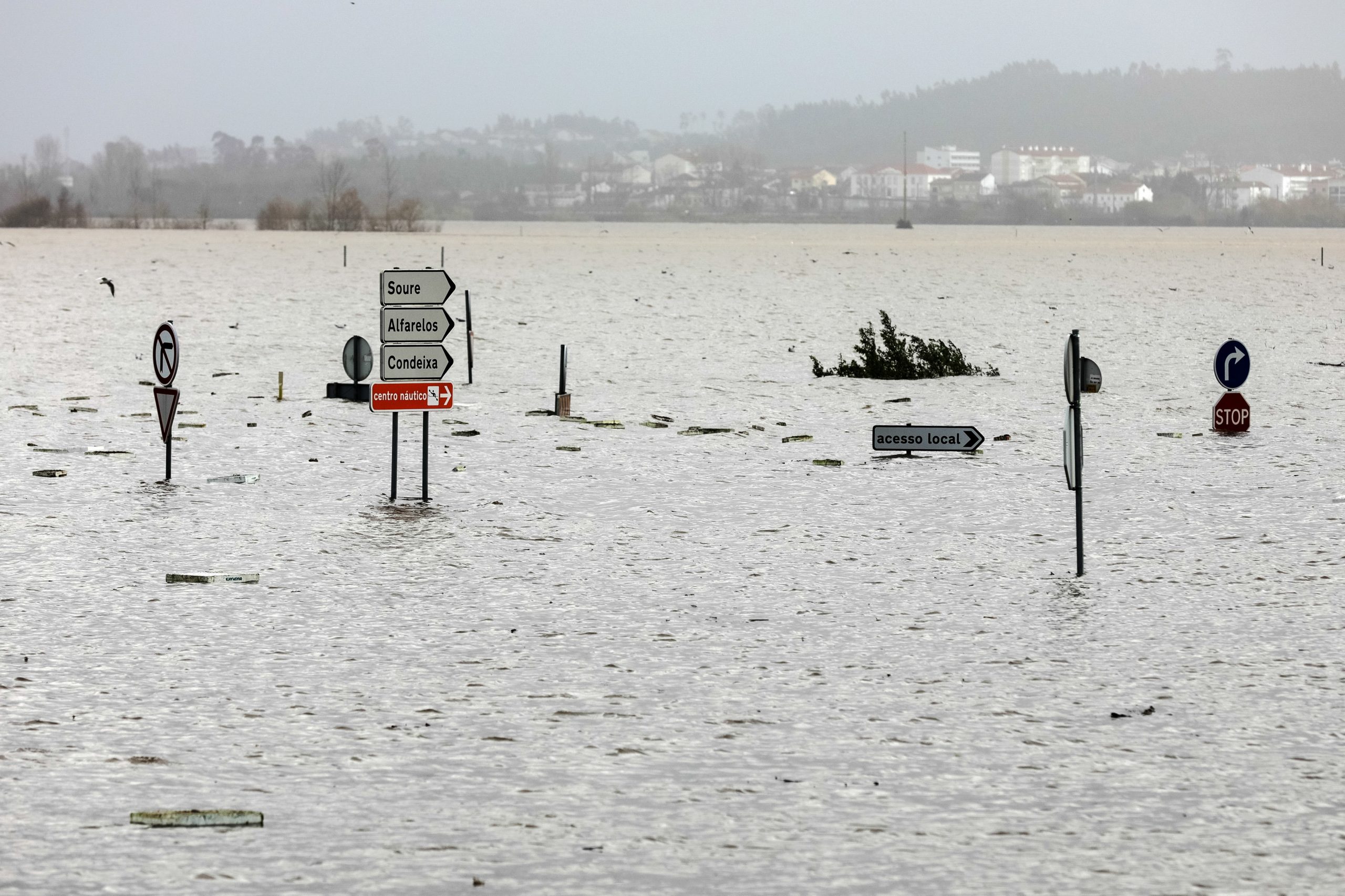 Mau tempo: Autoridades reforçam dique no Mondego com pedra, tela e sacos de areia