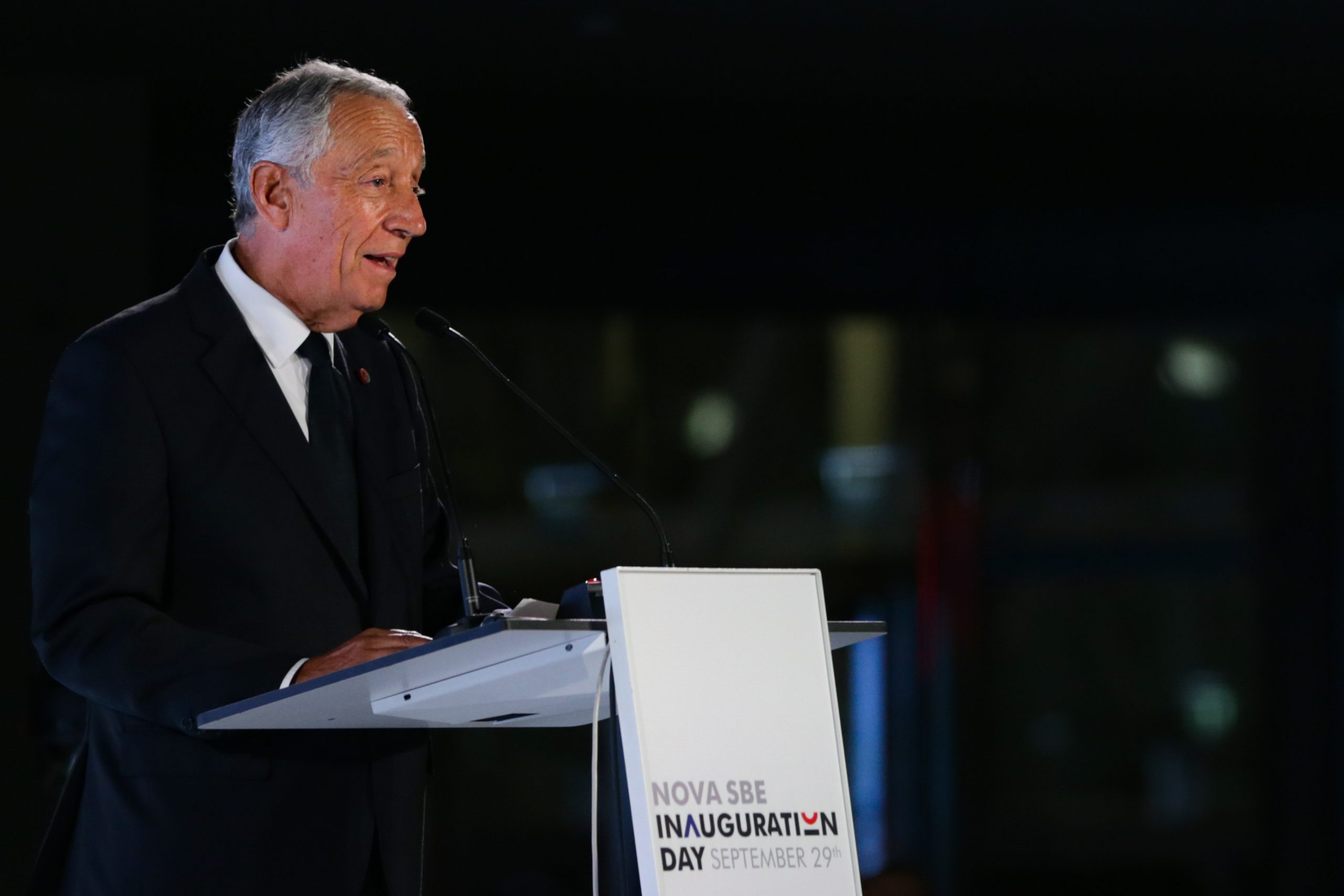 Marcelo condecora Nova Business School e destaca papel de Cavaco Silva