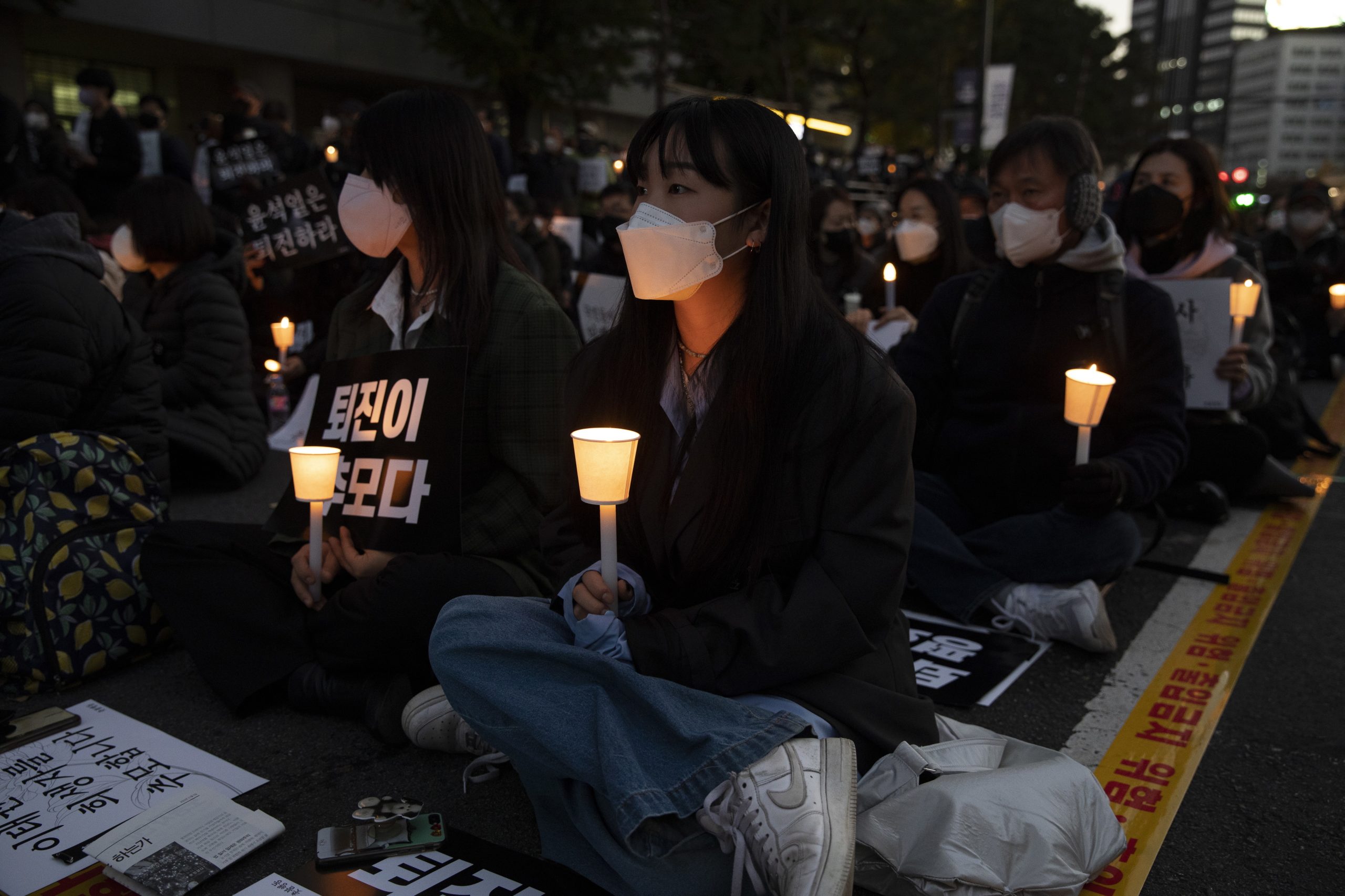 Milhares protestam contra autoridades de Seul e recordam os 156 mortos no Halloween