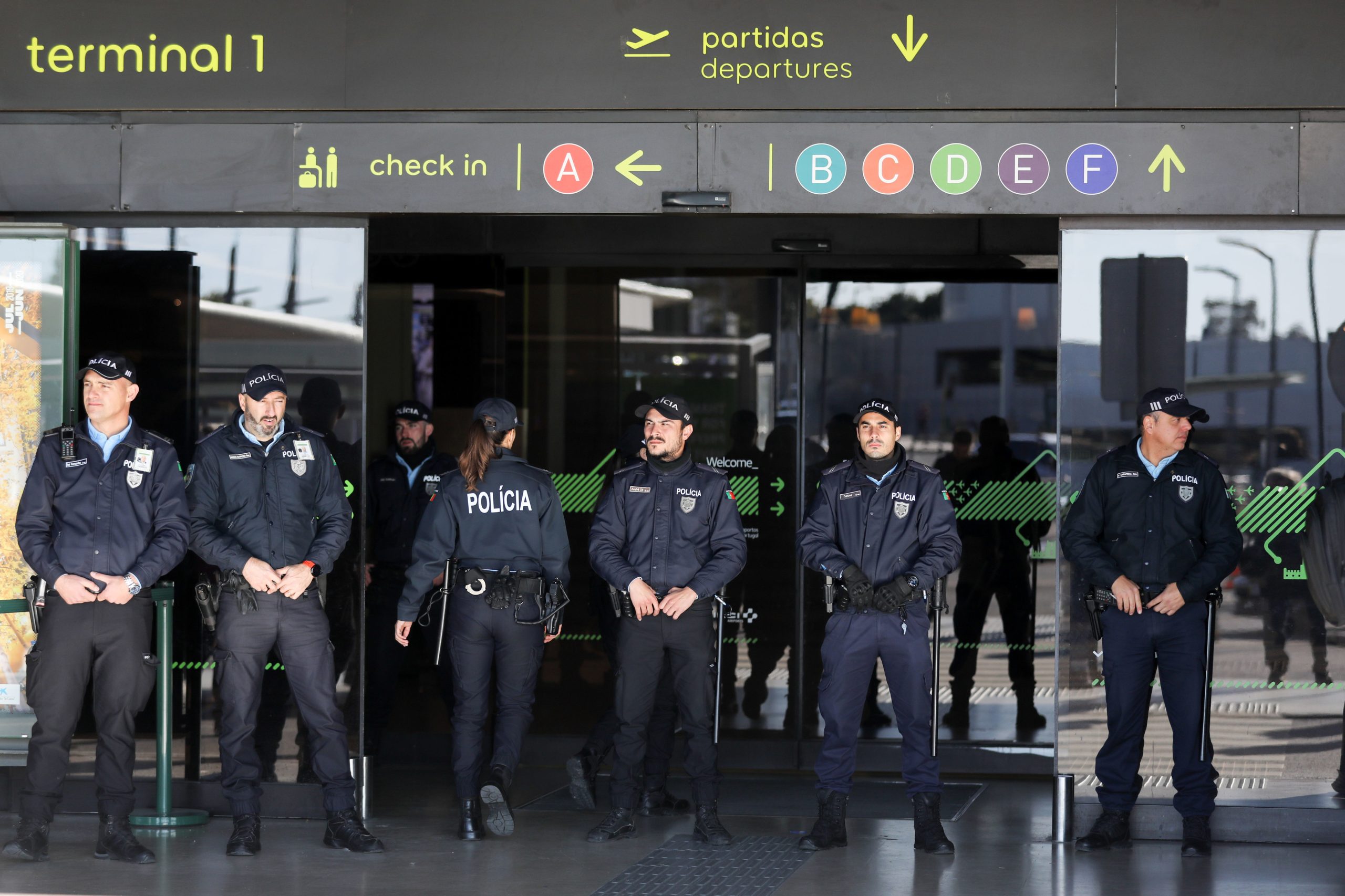 Polícias retirados das esquadras para serem colocados nos aeroportos. Há falta de meios para a nova unidade de fronteiras?