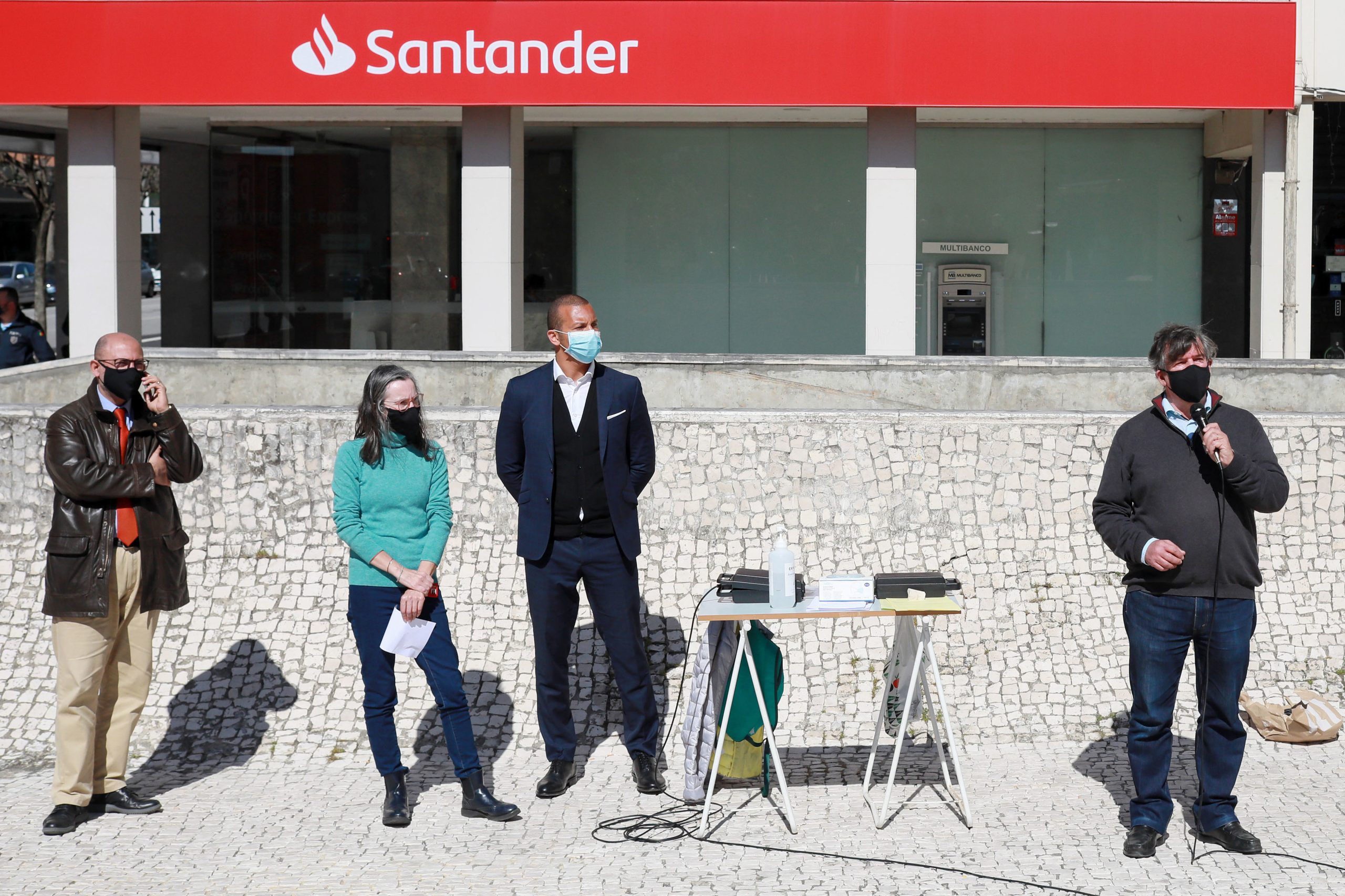 Santander Totta quer cortar mais 100 a 150 postos de trabalho “cujas funções se tornaram redundantes”