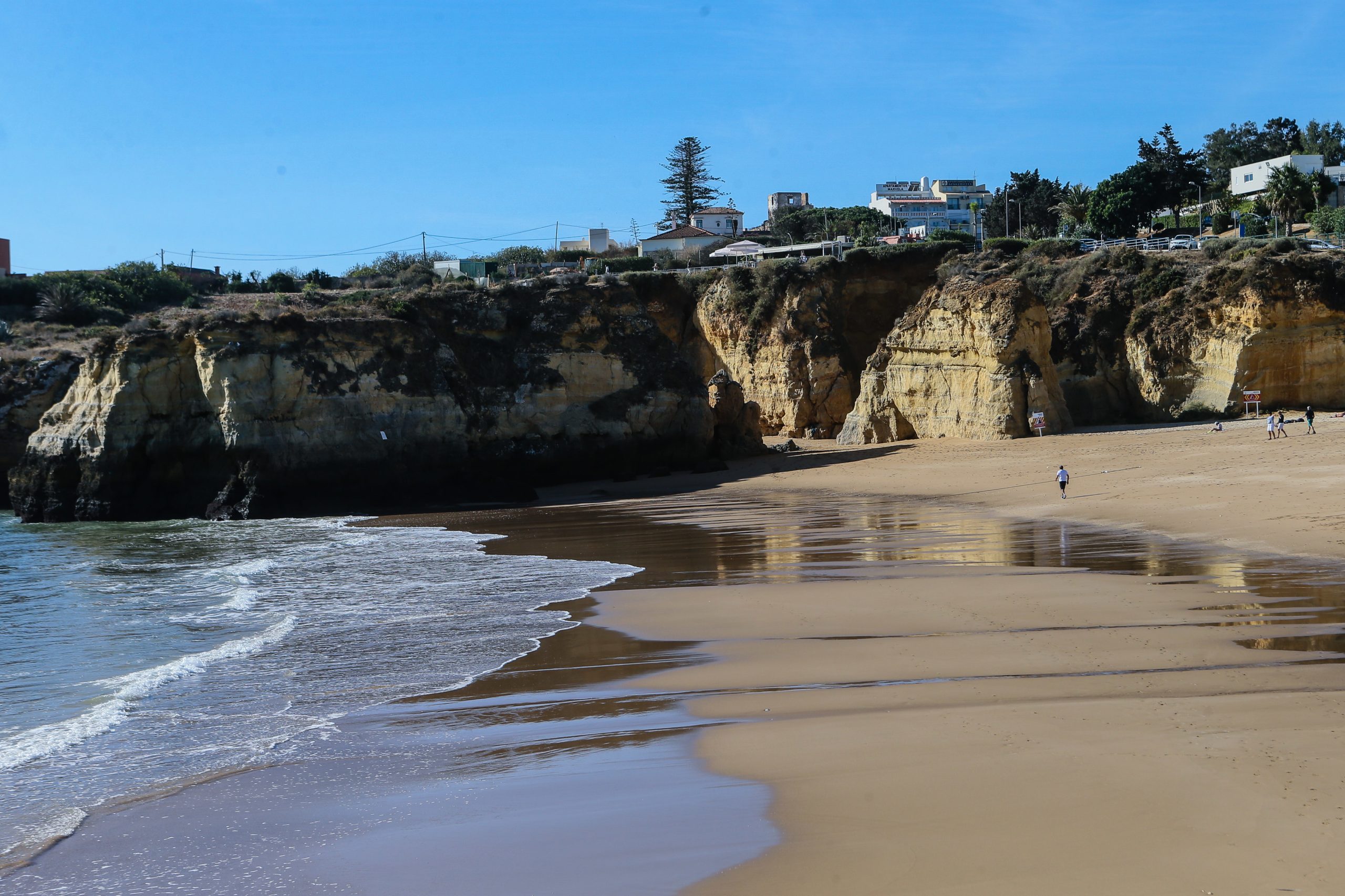 Praia da Batata em Lagos interditada a banhos