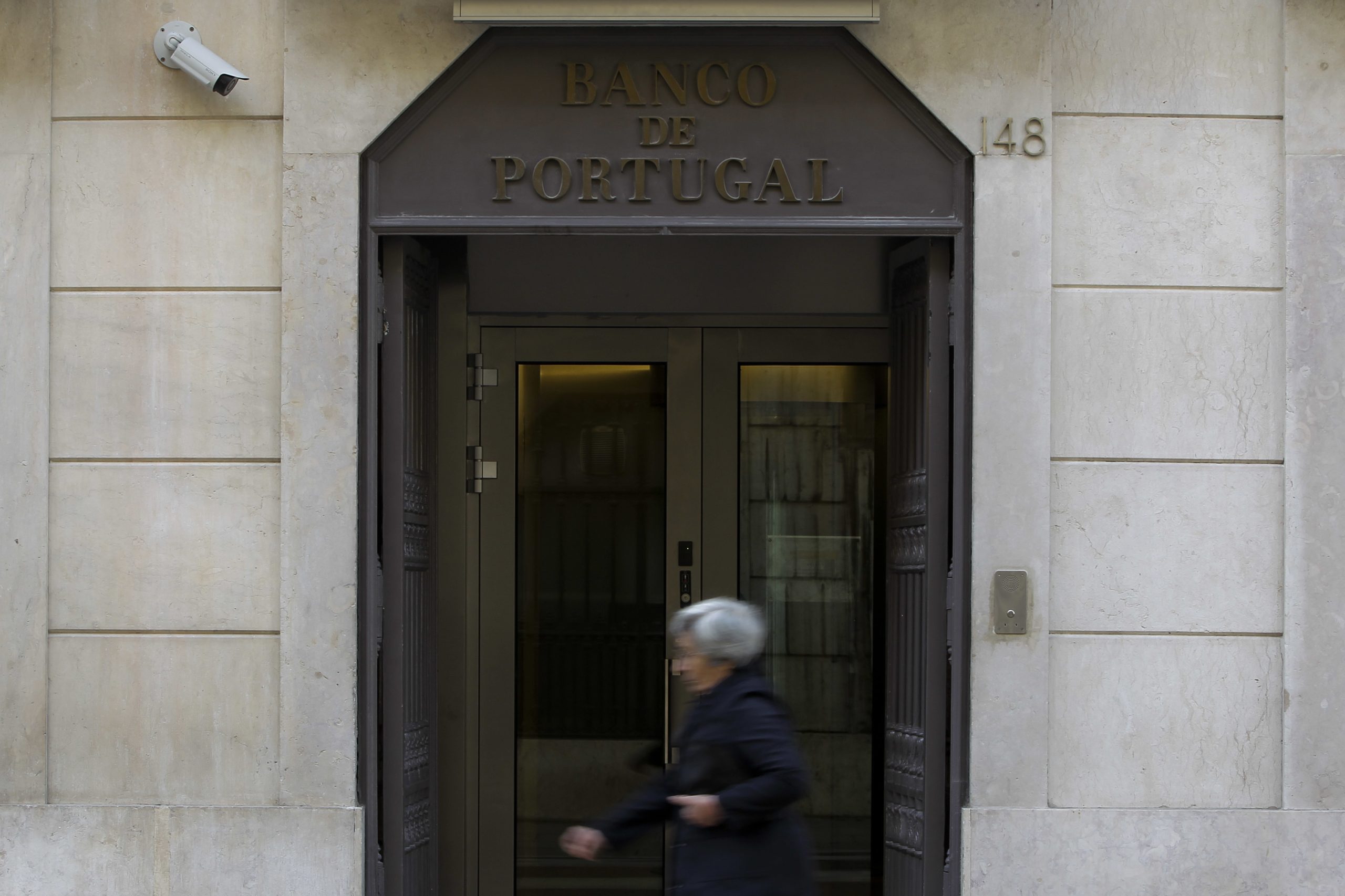Novo crédito ao consumo recua 4% em novembro mas acumula já 4,264 mil ME em 2018