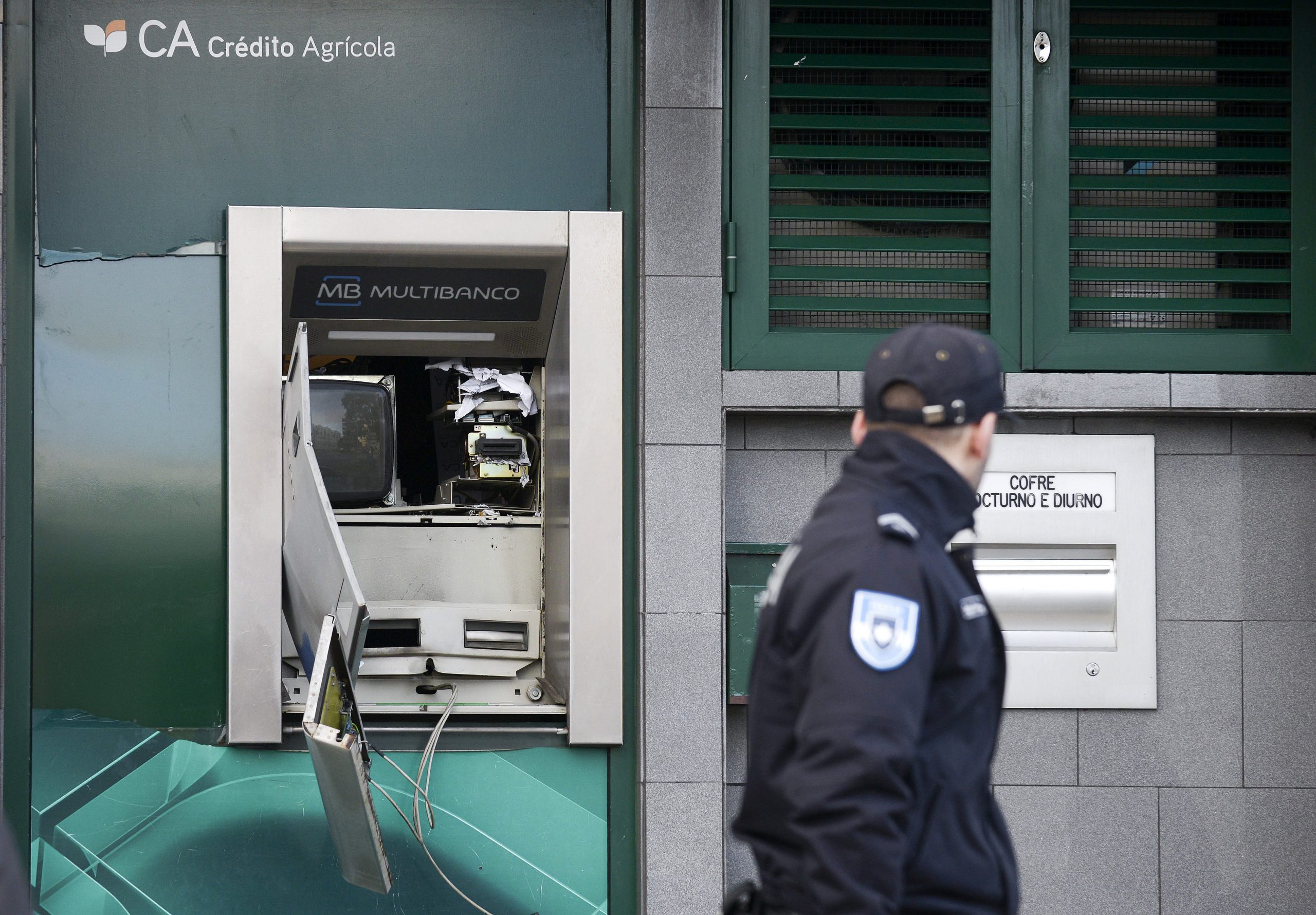 Roubo por explosão em duas máquinas multibanco em Condeixa e na Mealhada