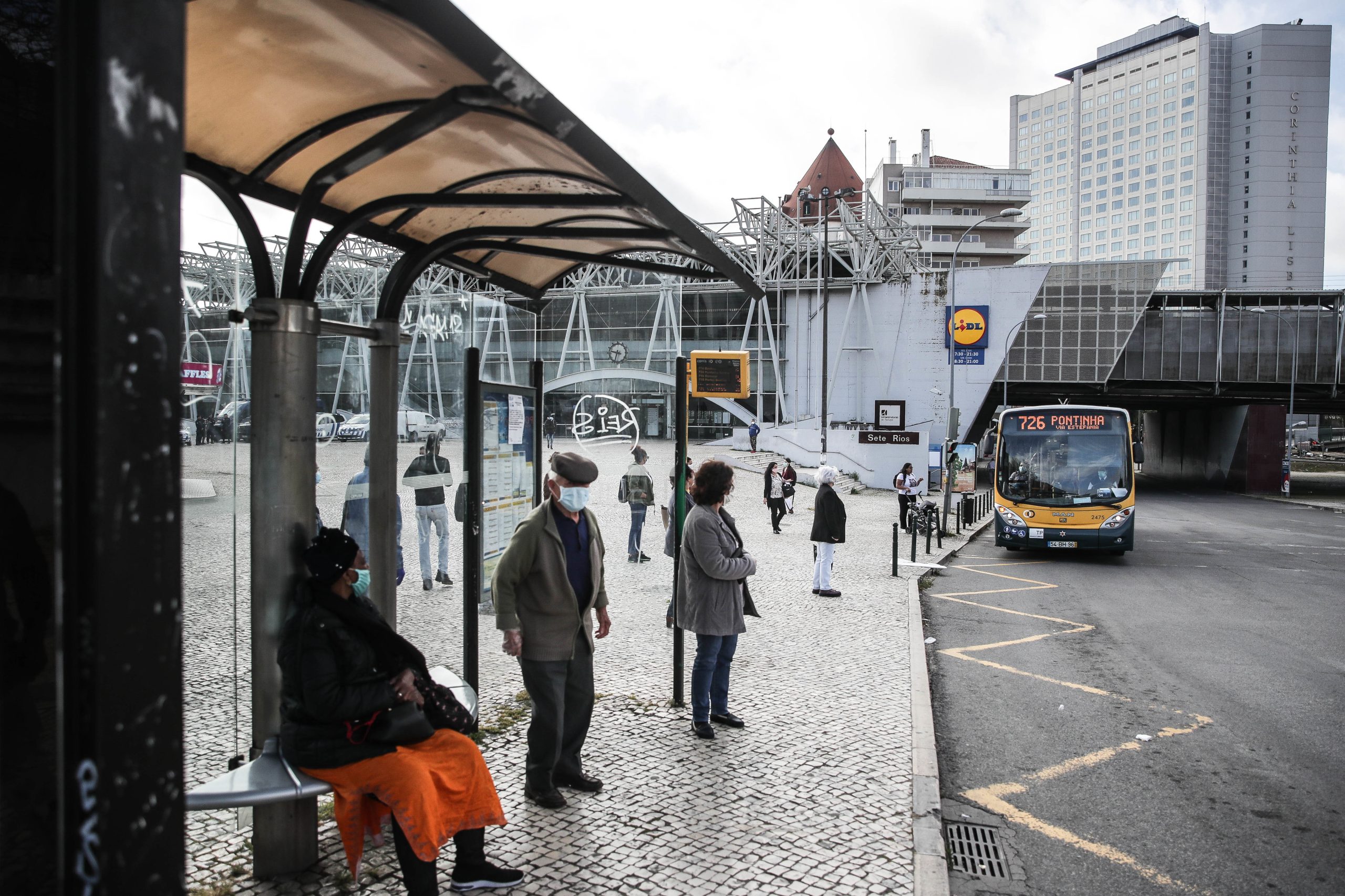 Pessoas tentam evitar ajuntamentos nos transportes em Lisboa mas têm dificuldade