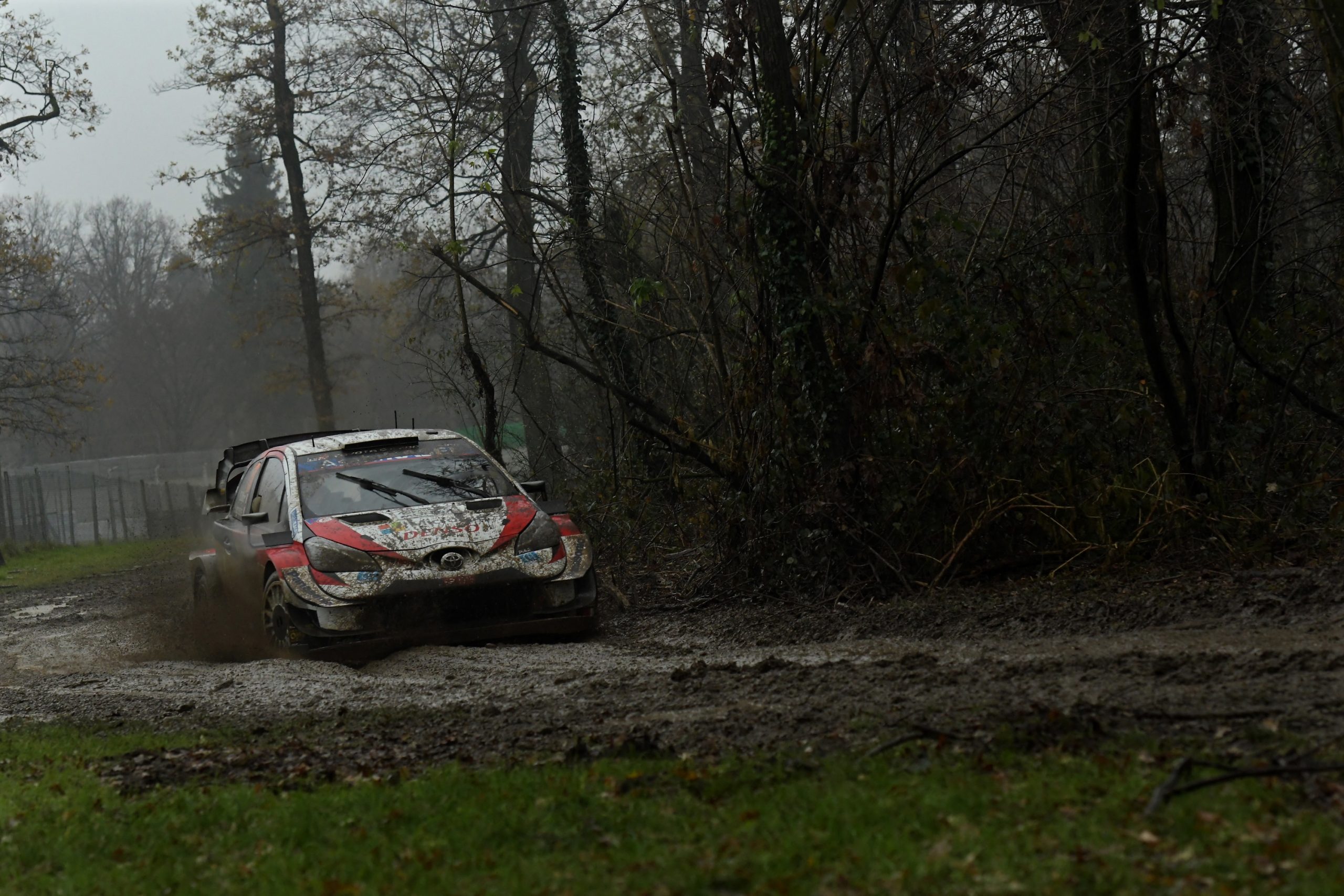 Sébastien Ogier ascendeu à liderança no segundo dia do rali da Croácia