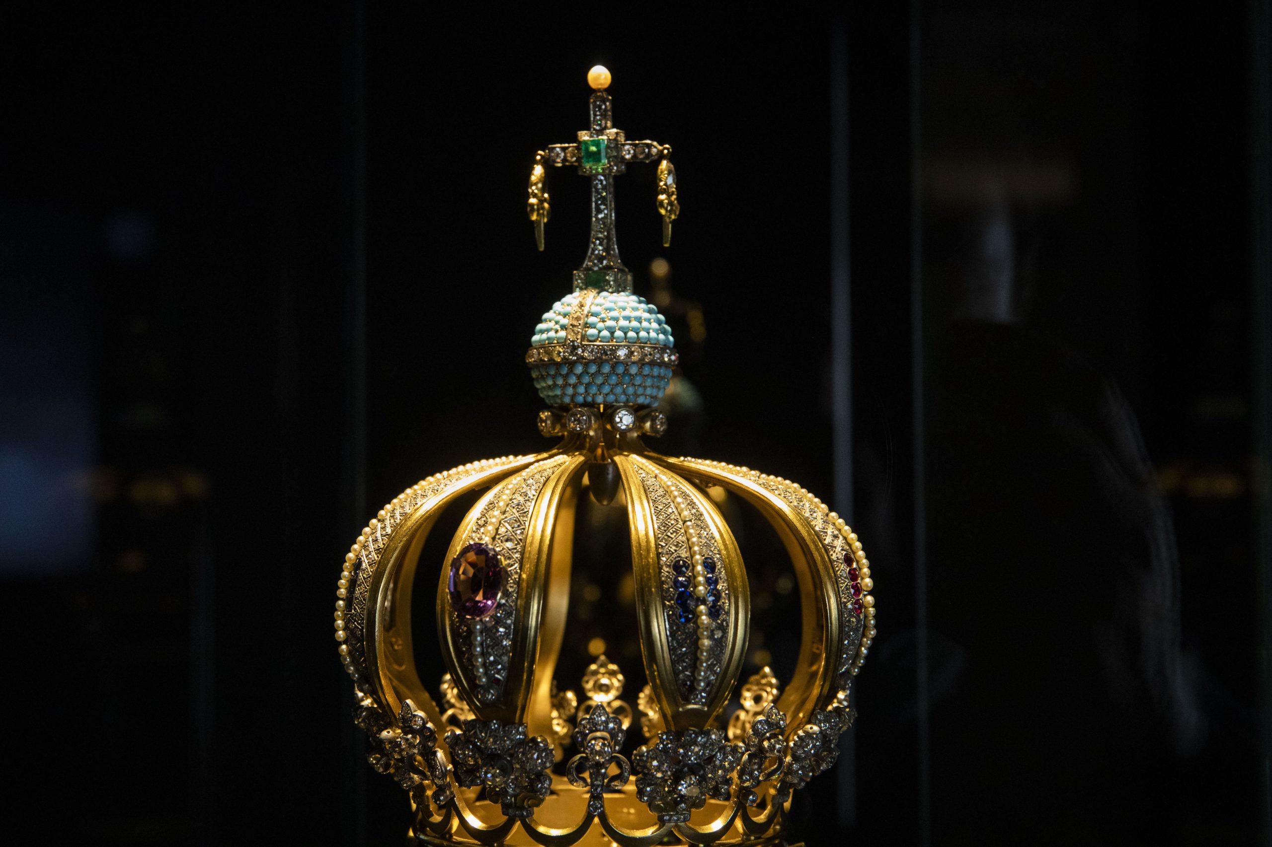 Tem turquesas, safiras e diamantes, mas a bala que feriu João Paulo II é a “mais valiosa joia” na coroa de Fátima