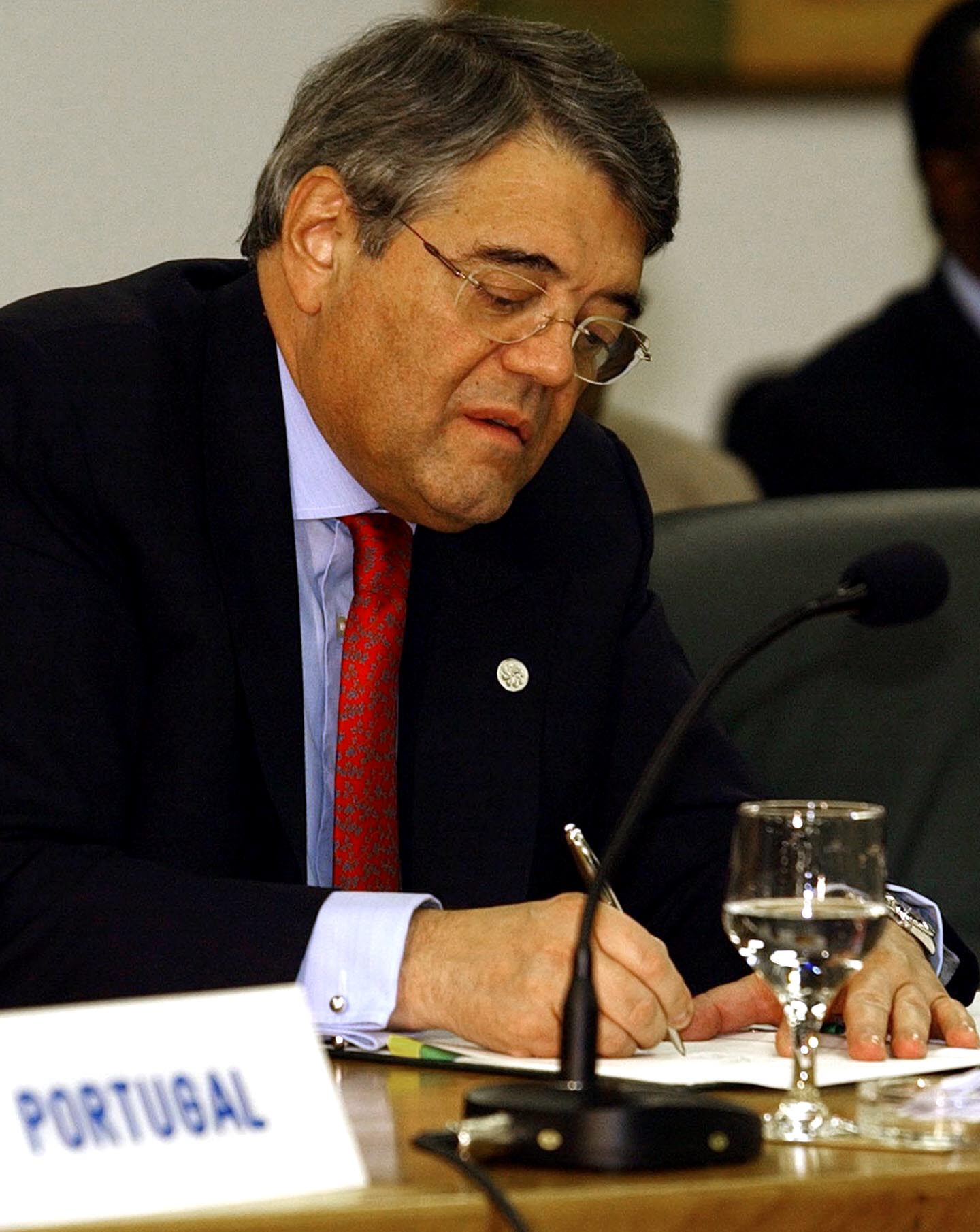 Antigo MNE pede “bom senso” e “recato” no processo de Manuel Vicente