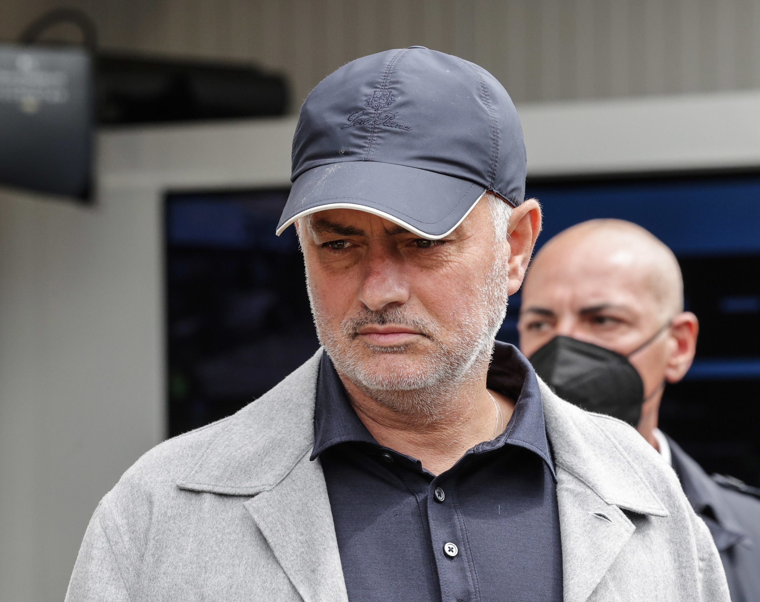 José Mourinho visita ‘santuário’ de Diego Maradona em Nápoles