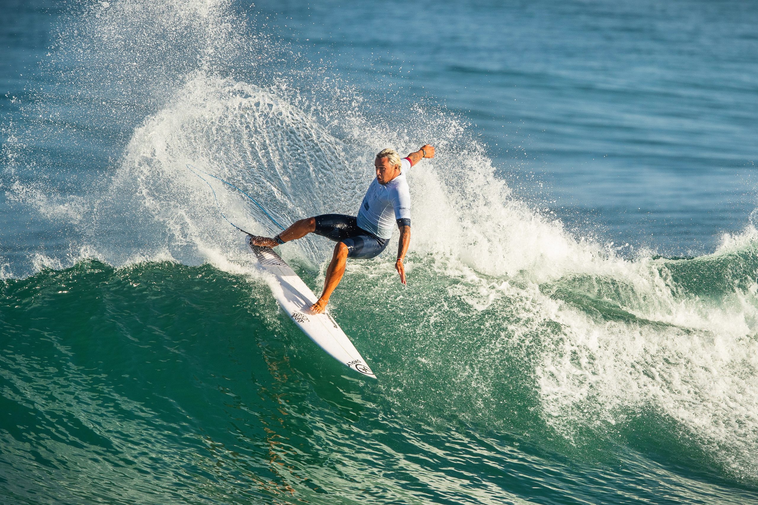 Vasco Ribeiro entra a ganhar no Haleiwa Challenger de surf no Havai