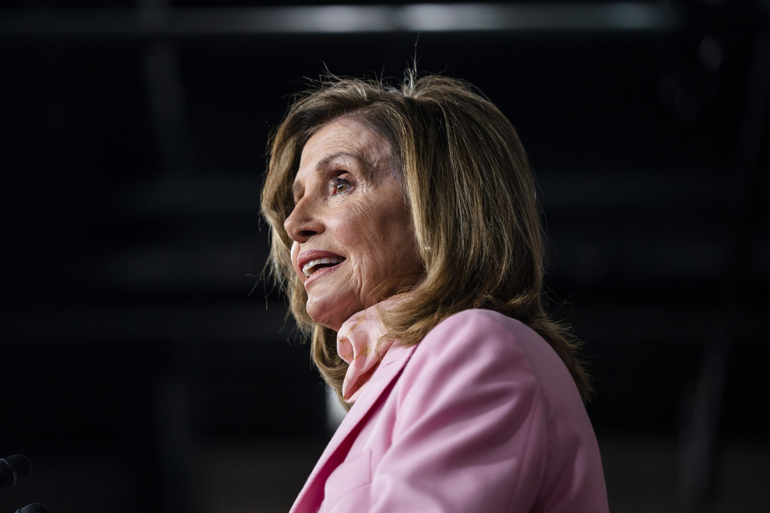 Trump ataca democrata Nancy Pelosi por ir a salão de beleza sem usar máscara