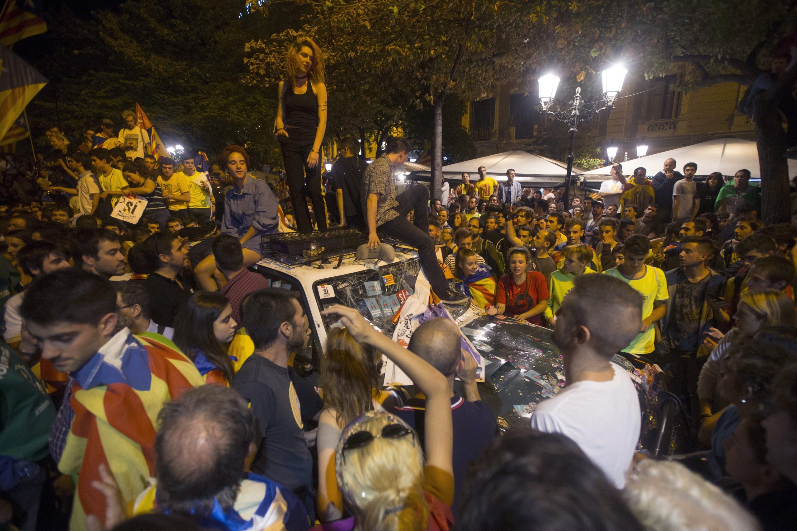 Catalunha: Milhares rodearam instalação autonómica Barcelona e impediram a saída de agentes judiciais enviados por Madrid