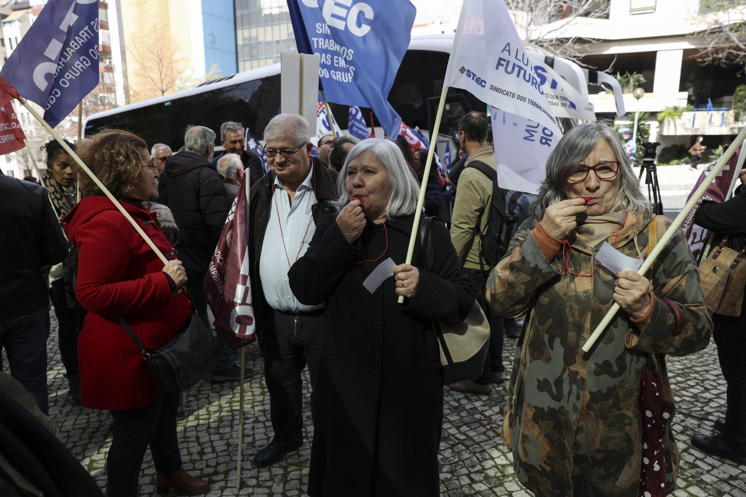 Centenas de trabalhadores frente à CGD em manifestação ruidosa