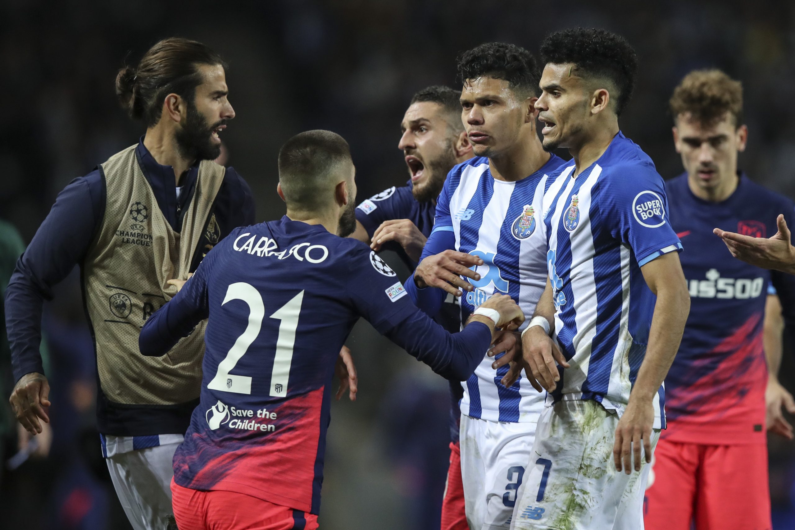 FC Porto cai para a Liga Europa depois de jogo quente com Atlético de Madrid