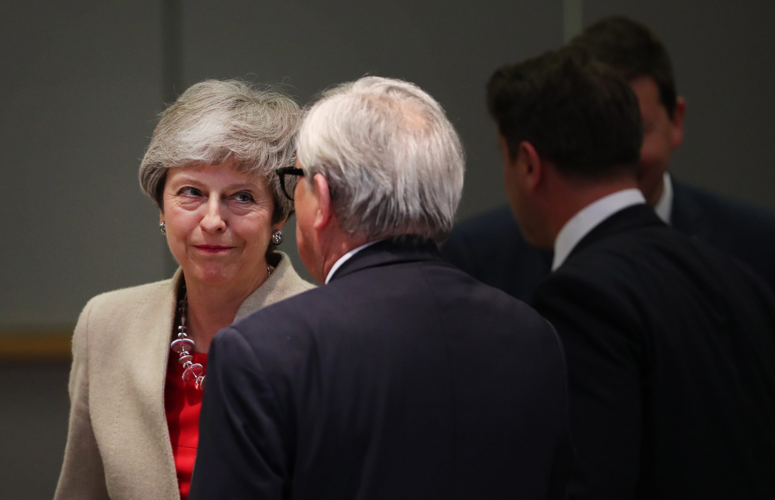 Tusk e Juncker em reuniões bilaterais com May em Bruxelas