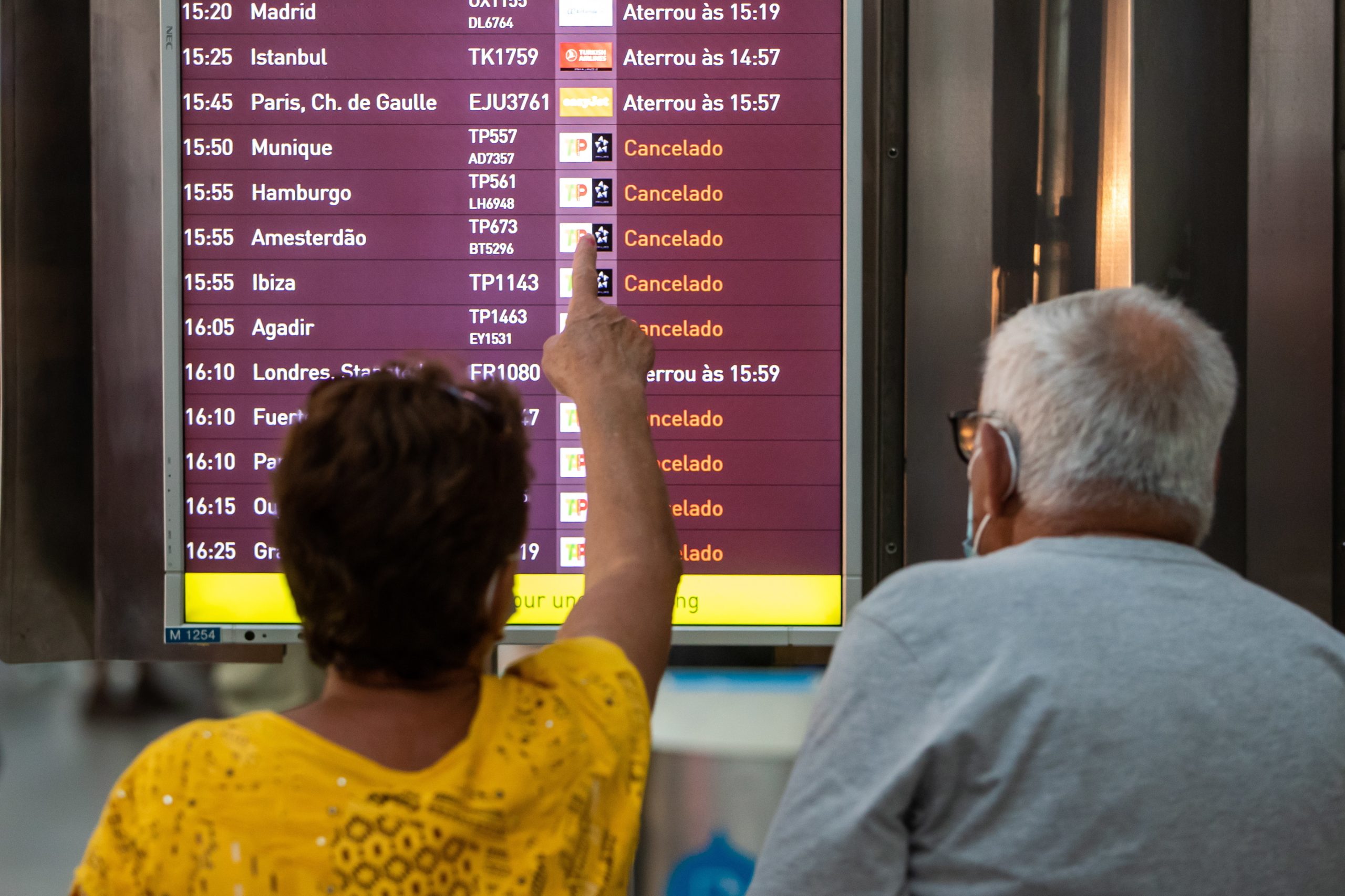 Greve no aeroporto de Lisboa: 11 voos divergidos e sete cancelados