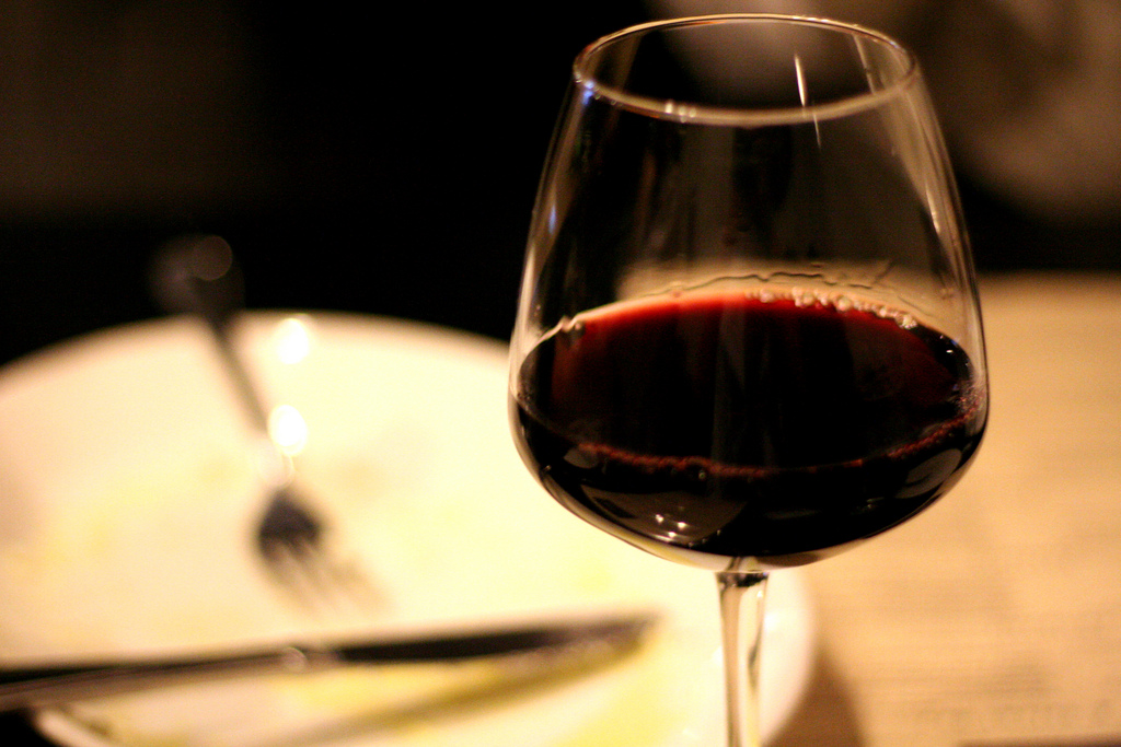 Em Itália: Europol prende seis homens que vendiam garrafas sem vinho por 15.000 euros