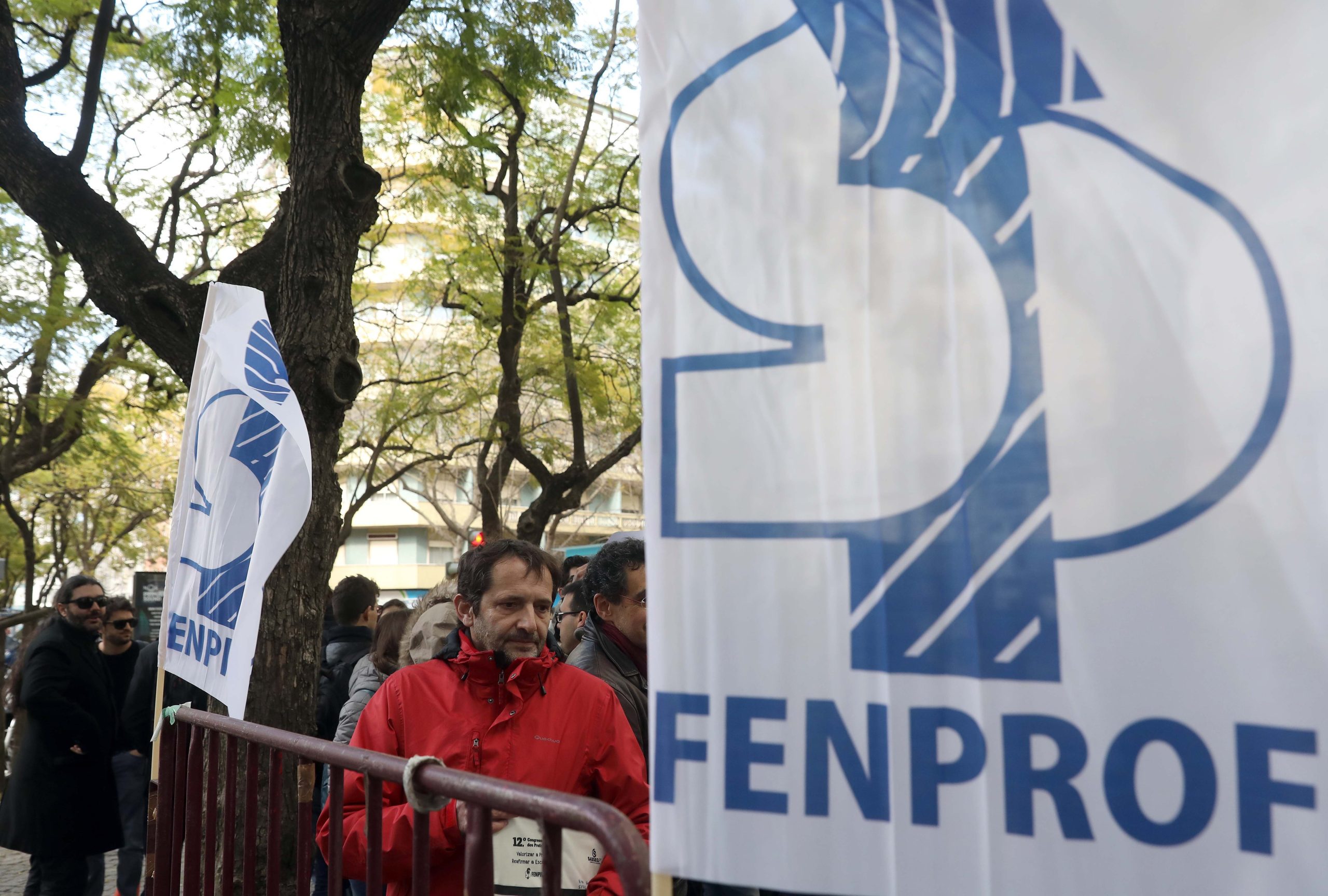Sindicatos de professores chamados hoje à tarde ao Ministério da Educação