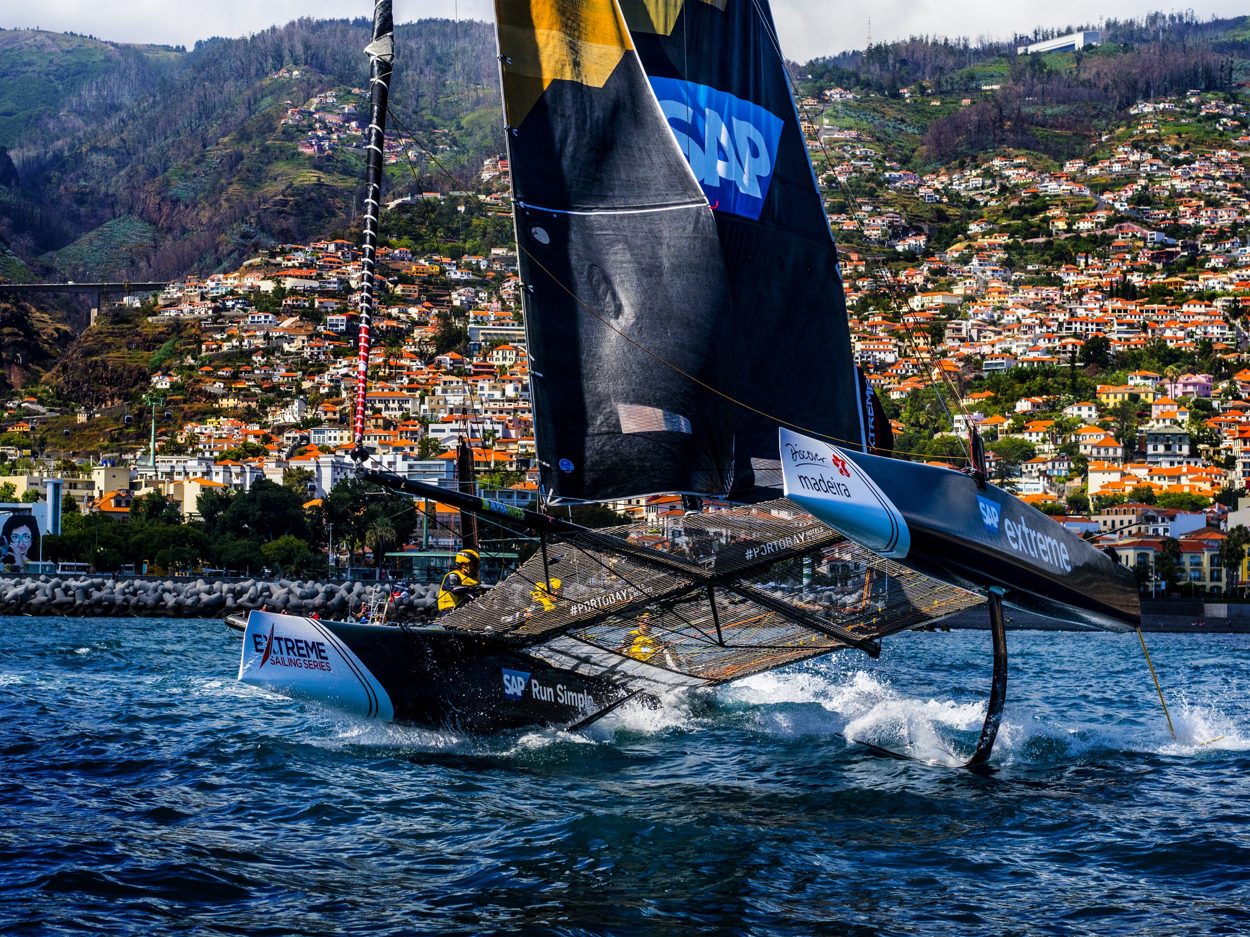 Extreme Sailing Series: 12 mil pessoas a ver barcos que voam num estádio com vista para o mar