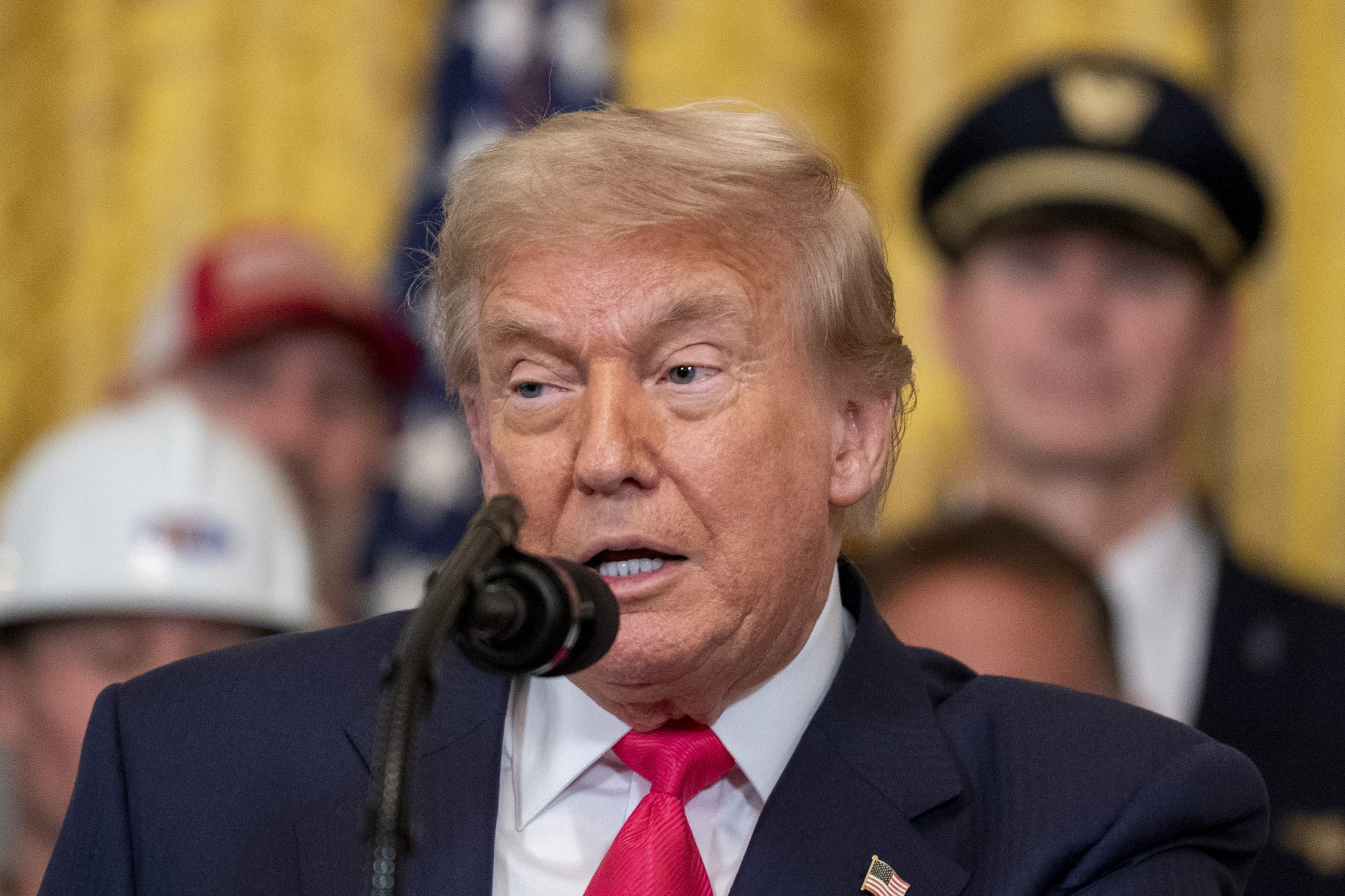 Trump afirma que liderança iraniana quer negociar e elogia operações militares dos EUA