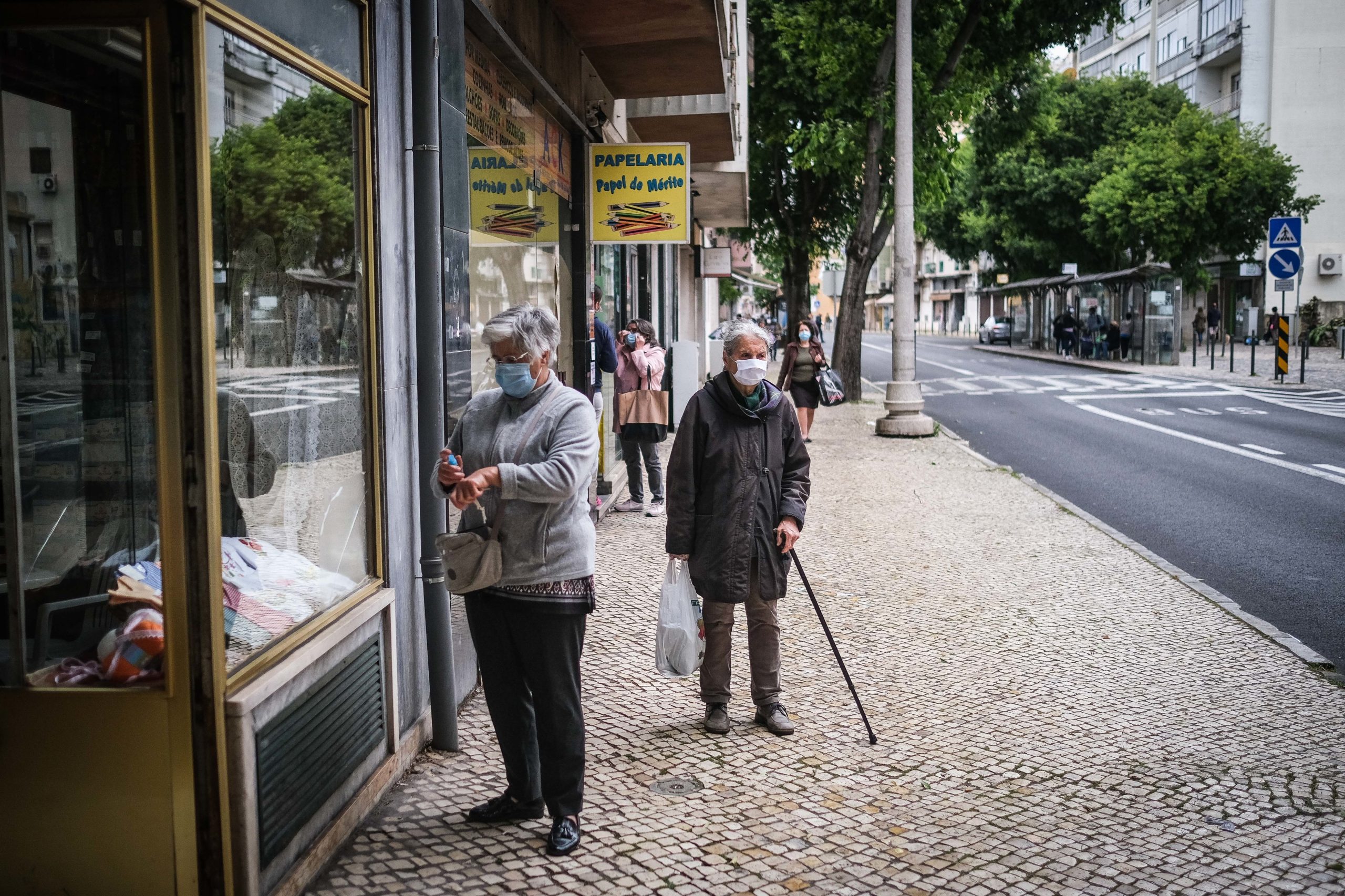 Inflação recua em abril na zona euro e União Europeia, Portugal com taxa negativa