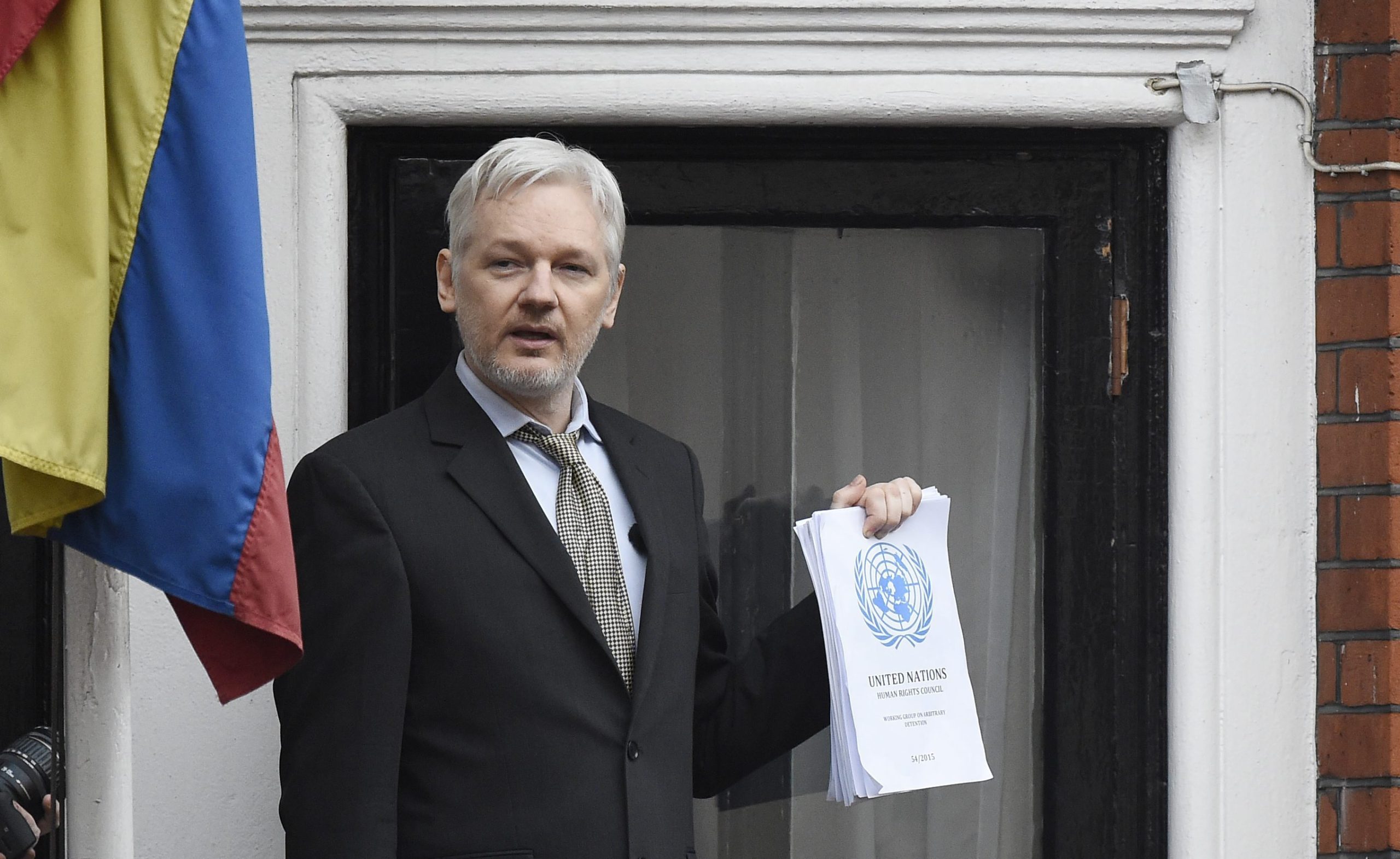 Procuradores suecos arquivam investigação a Assange por alegada violação