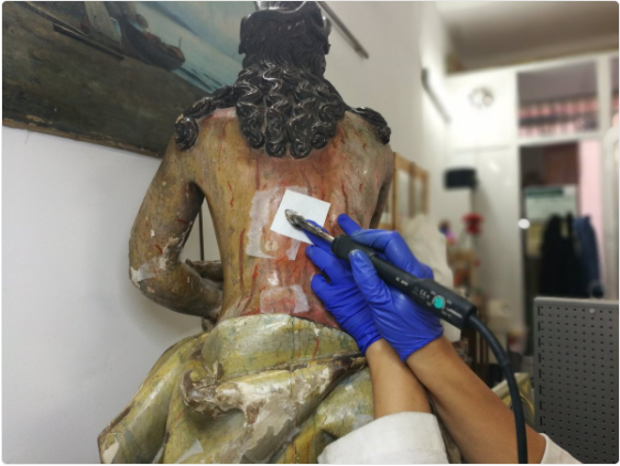 Encontrada mensagem do século XVIII escondida nas nádegas de uma escultura de Cristo