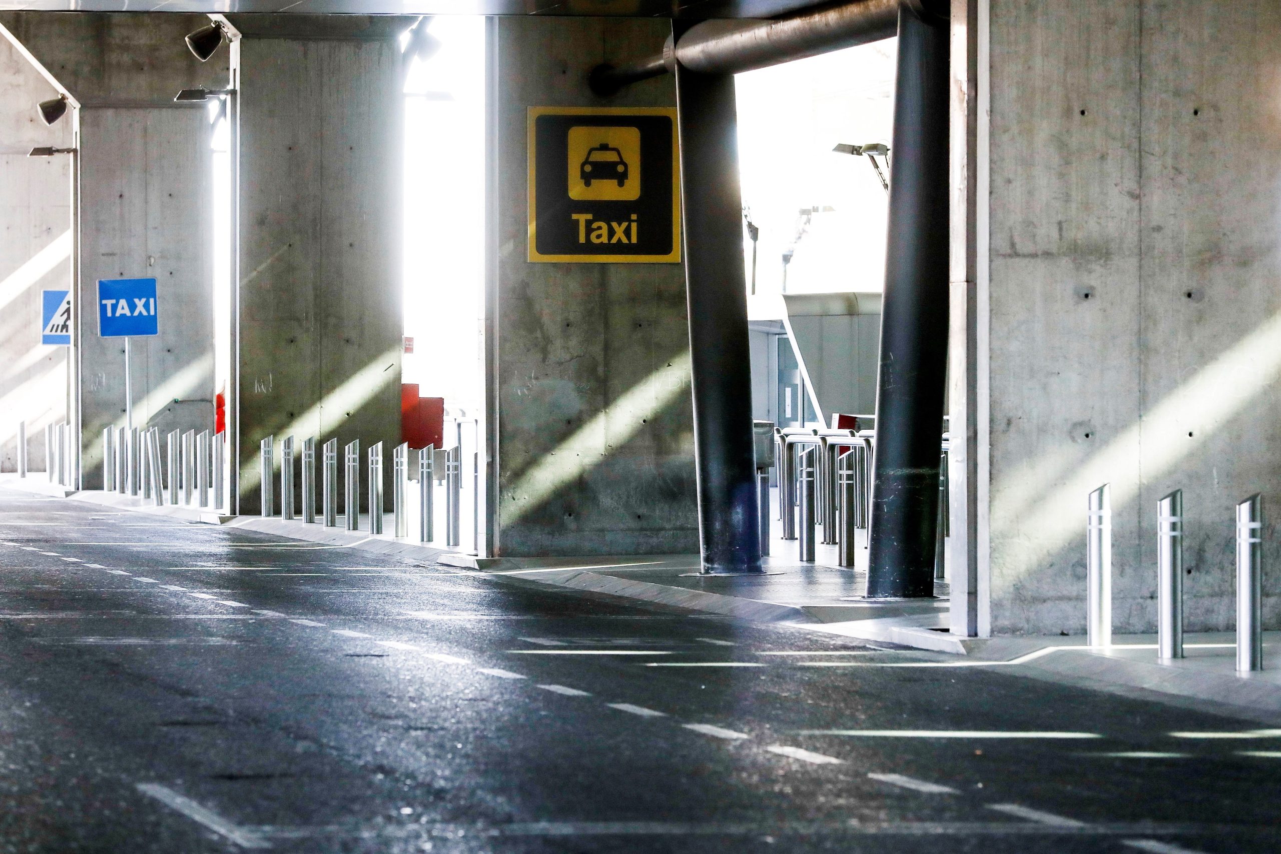 Espanha: Greve de taxistas contra licenças para Uber e Cabify ganha dimensão nacional